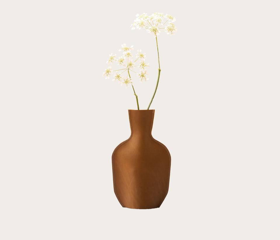 vase en cuir, vase avec du cuir, vase cuir, carafe en cuir, objet en cuir, objet fait en cuir, cuir recylé, fabrication française, cuir recyclé francais, cuir recyclé français, comme une vase en papier