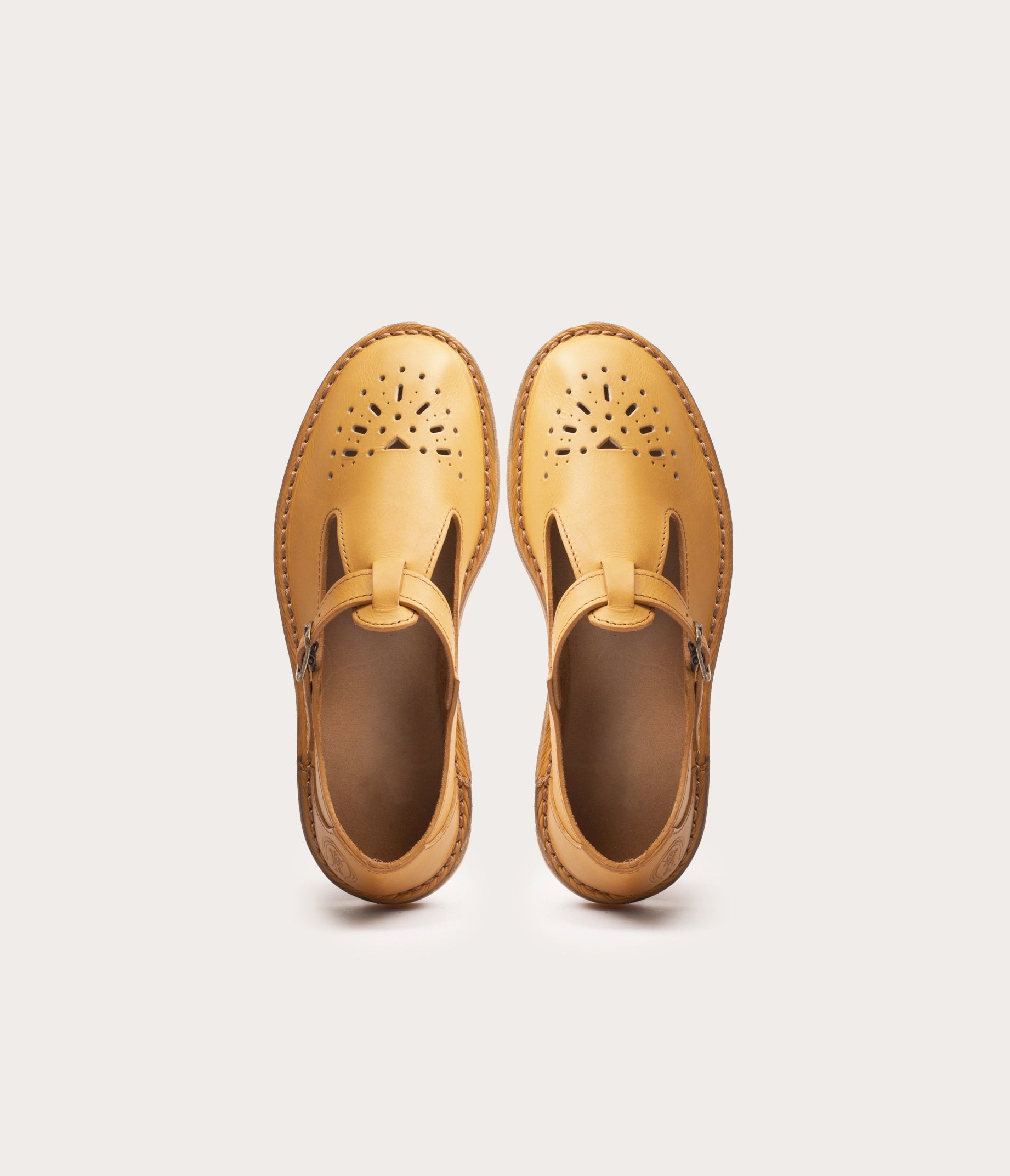 paire de chaussure avec semelle gomme, modèle Alain en cuir suportlo français, botte gardiane alain naturel