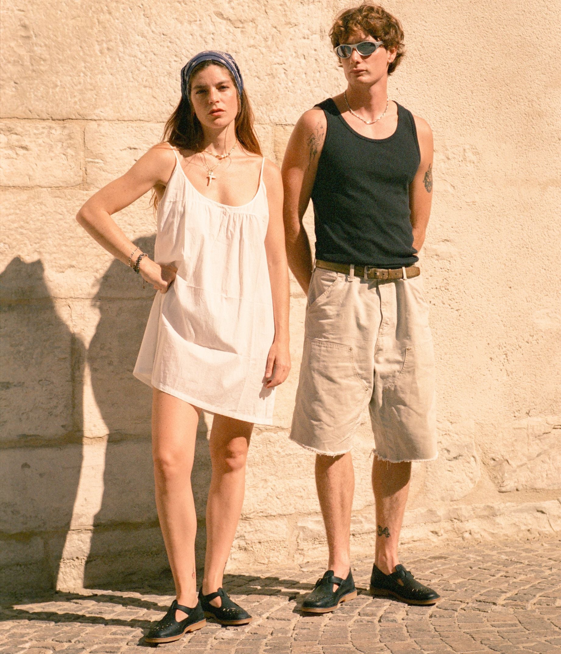 Alain noir la botte gardiane couple, chaussures retro cuir noir, chaussure basse en cuir, chaussure noire en cuir, modèle alain noir, chaussure en cuir ouverte, chaussure ouverte en cuir français, cuir français tannerie haas, chaussure avec semelle gomme homme et femme, chaussure basse mixte porté