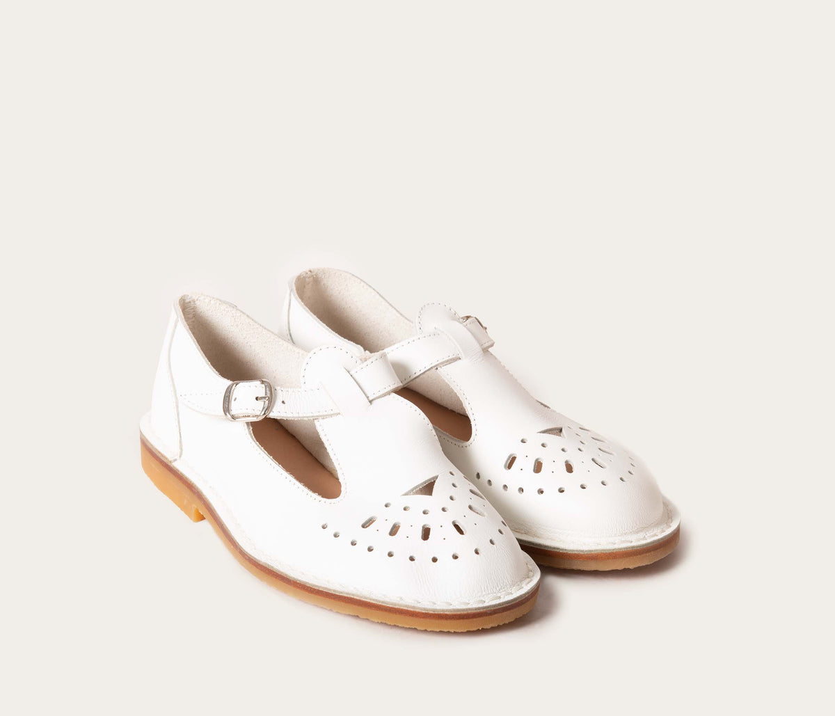 paire chaussure basse pour homme et femme en cuir blanc
