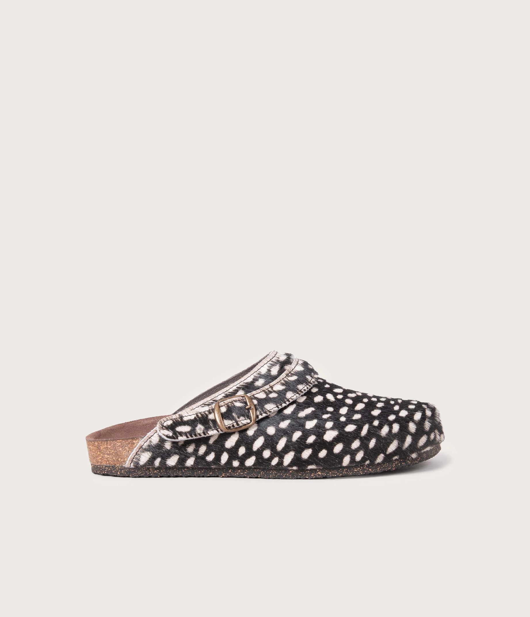 Mules en cuir poils, paire de mules femme, mules artisanales, mule femme, mules noir et blanc en cuir poils de veau, paire de mules femme, paire de mules artisanales Bosabo, mule femme poils, mule en cuir et liège, mules fabriquées en France, mules homme, paire de mules pour homme poils pois