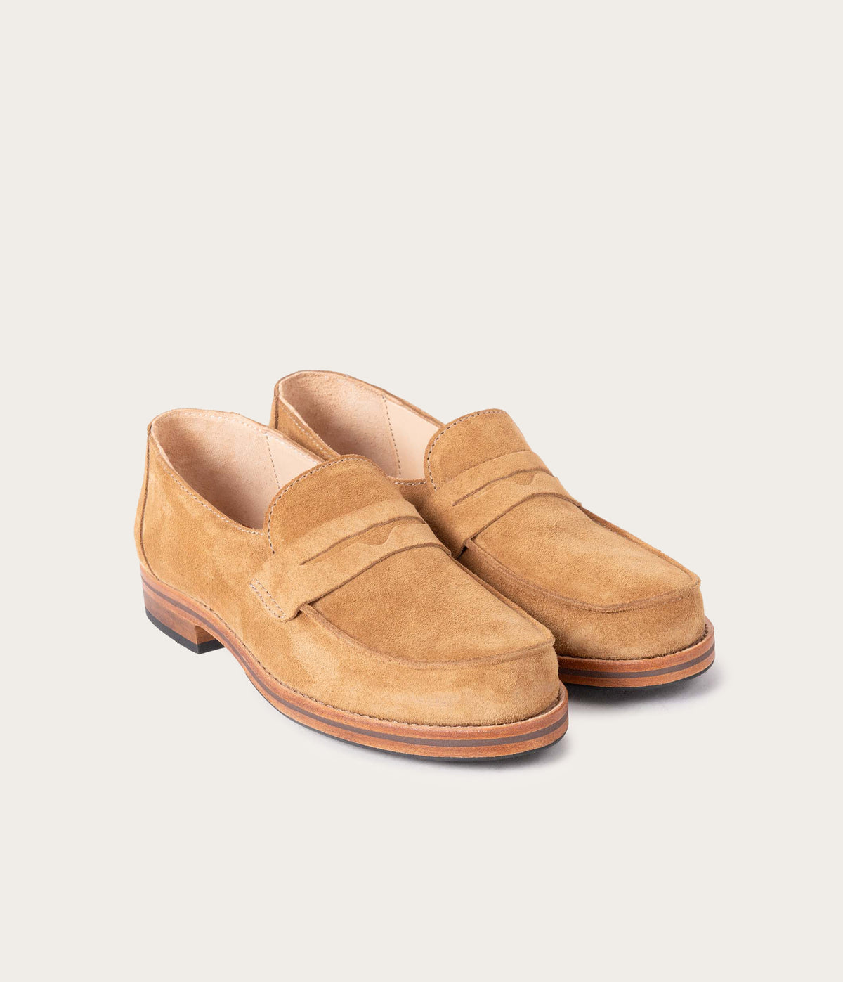 paire de mocassins en cuir velours havane, paire mocassin femme, mocassins pour homme, paire mocassins semelle cuir et patins, mocassin camarguais, paire mocassin beige, mocassin artisanal, mocassin fabriqué en France, mocassins français, mocassin pour femme, paire de mocassin pour homme artisanal, mocassin La Botte Gardiane, derbies, derbies femme, paire de mocassins en cuir d'exception, mocassins en cuir daim velours