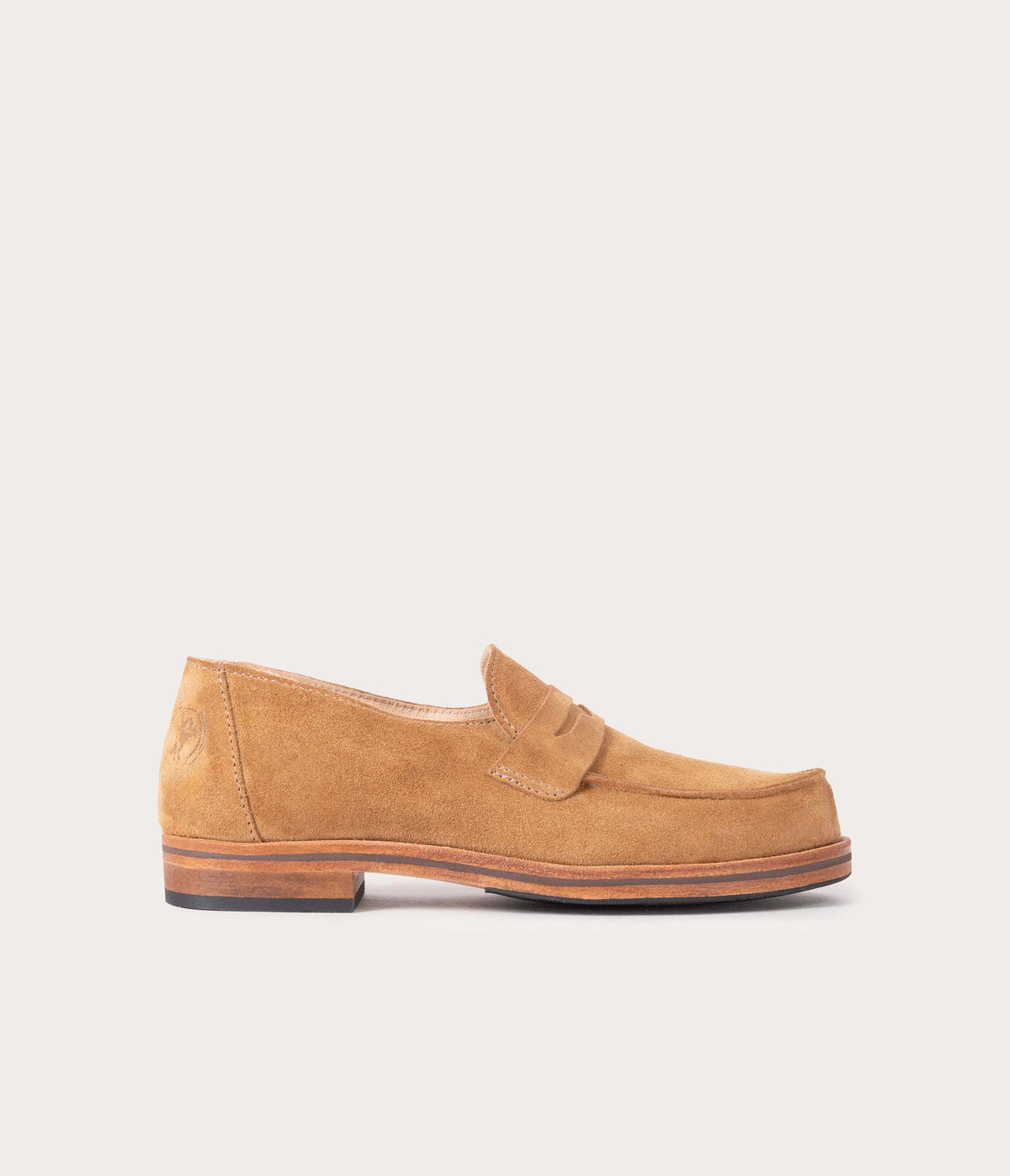 mocassins en cuir velours havane, mocassin femme, mocassin homme, mocassins semelle cuir et patins antidéparants, mocassin camarguais, mocassin velours beige, mocassin artisanal, mocassin fabriqué en France, mocassins français, mocassin pour femme, mocassin pour homme artisanal, mocassin La Botte Gardiane, derbies, derbies femme, mocassin en cuir d'exception, mocassin en cuir daim