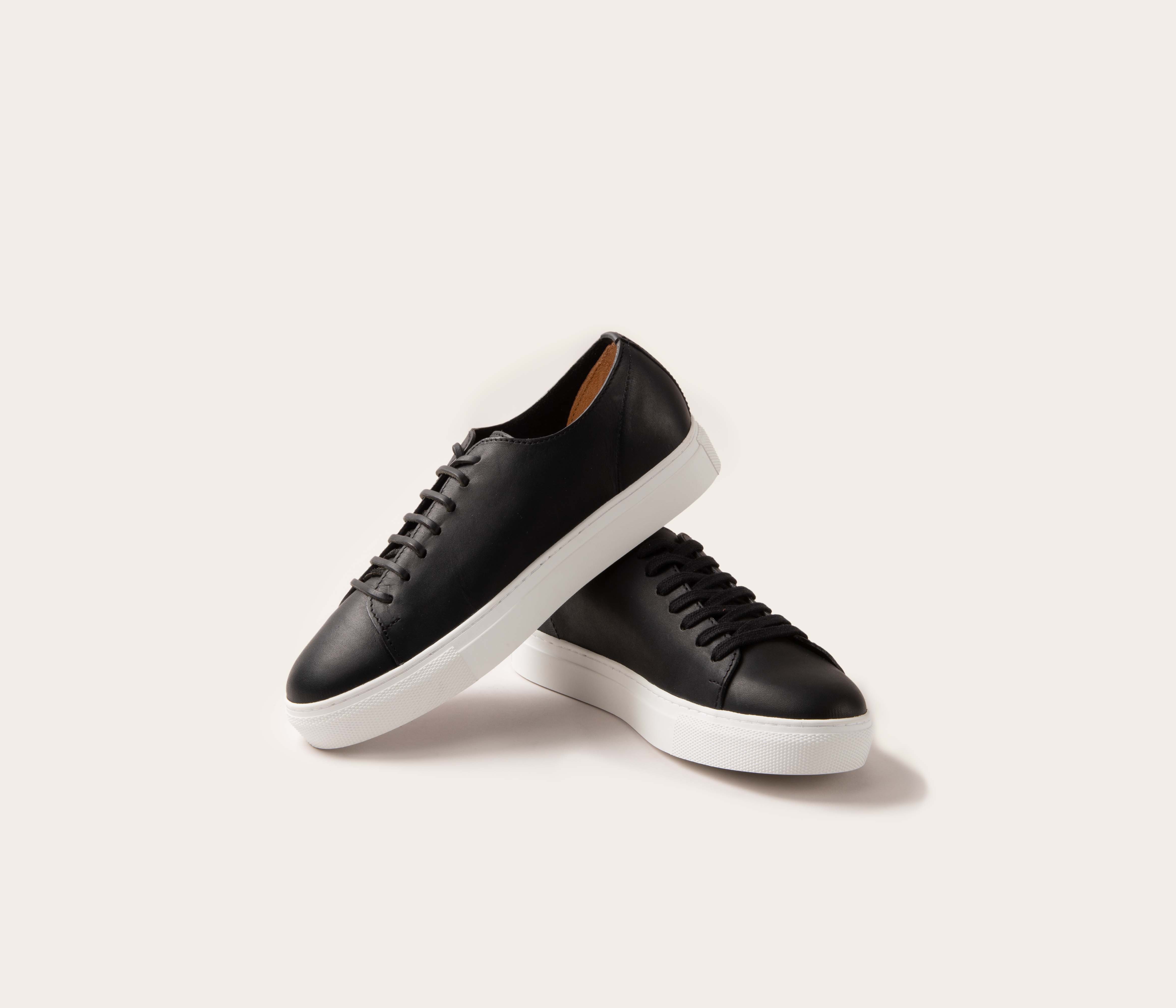 sneakers lacet cuir, la botte gardiane paire de basket noire, paire de basket en cuir suportlo noir, cuir français, basket française en cuir, baskets made in France