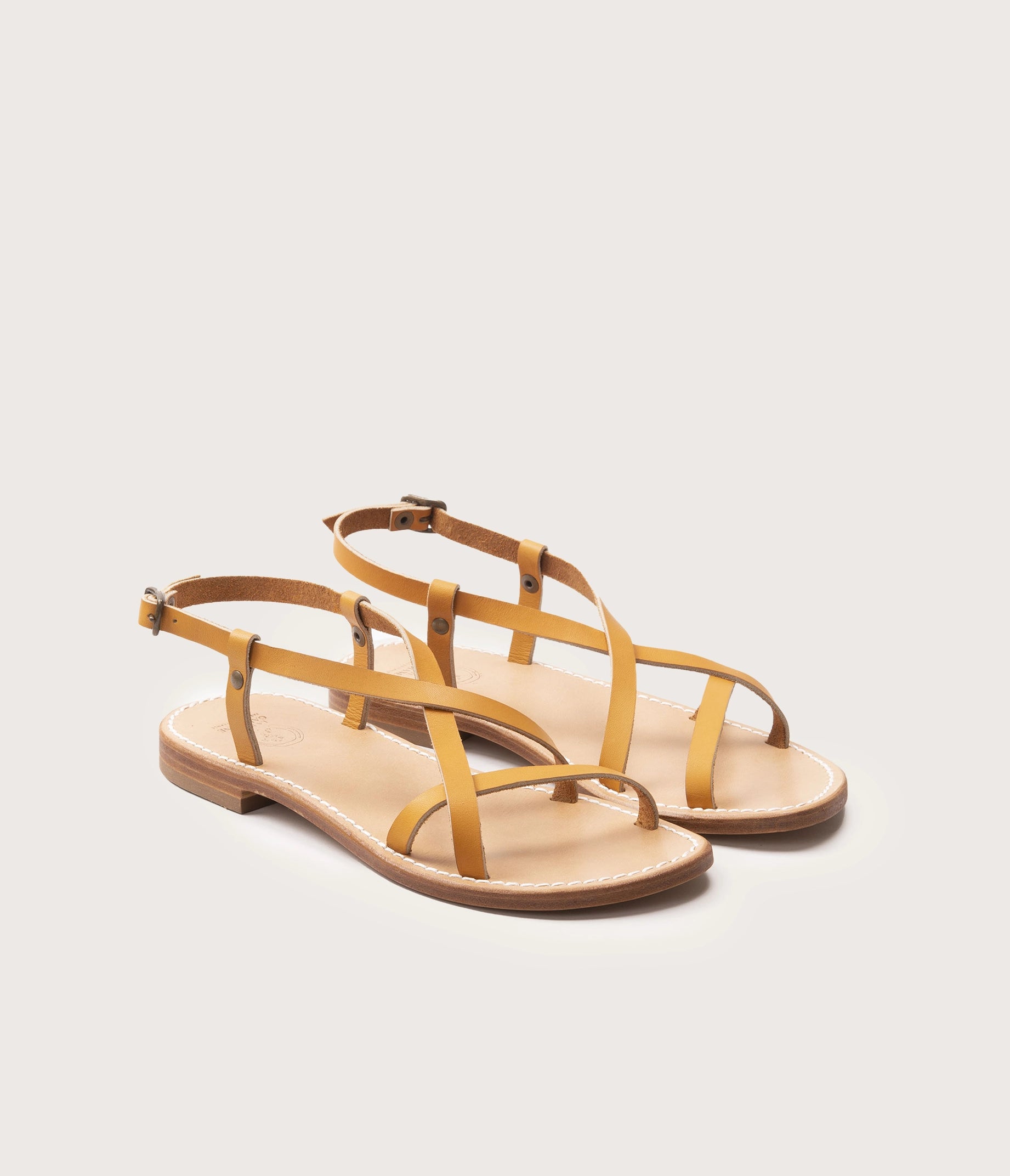 paire de sandales en cuir naturel gras - cuir gras naturel paire de sandales pour femme - sandales élégantes et simples en cuir femme - sandales en cuir gras femme couleur naturel - sandales d'été femme en cuir - sandales femme fabriquées en France