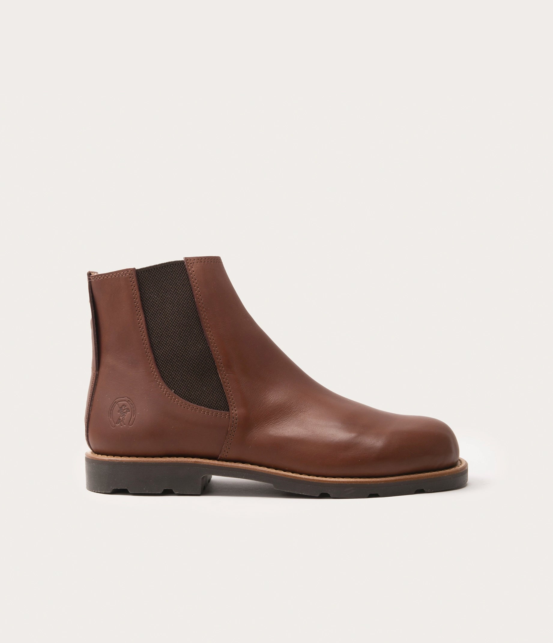 la botte gardiane boots marron homme - boots marron vue de profil homme - cuir français et fabriqué en camargue - made in france - boots bottine homme en cuir marron - bottine en cuir marron pour homme - boots française - boots à élastique homme marron - bottine boots en cuir marron homme