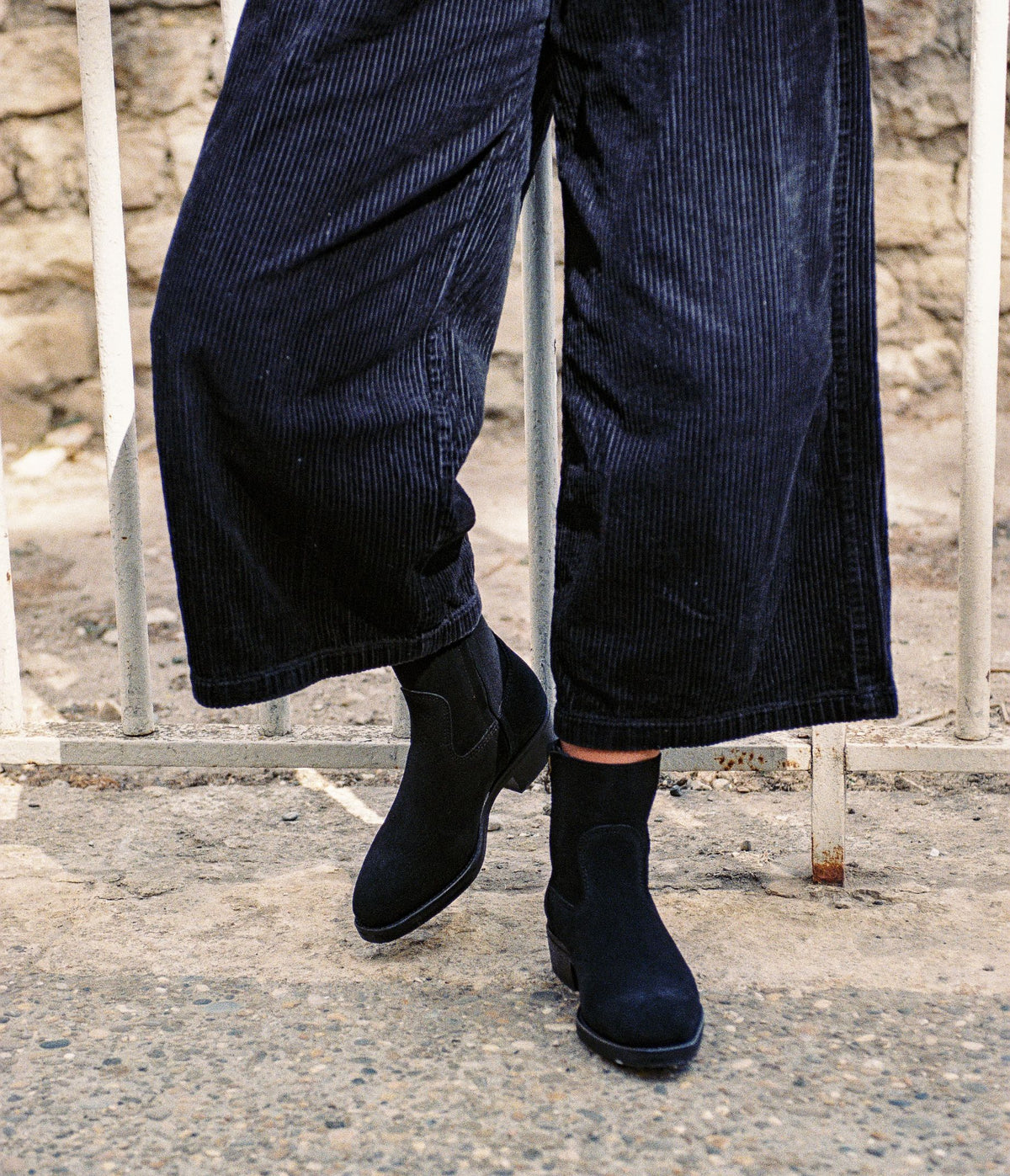 bottine clint en cuir noir, bottine en cuir croute, bottine unisexe, bottine avec fermeture eclair, bottine femme, bottine homme, bottine noire, bottine en cuir noir, bottine en cuir basalte, bottine camarguaise, boots camarguaise portée, boots camarguaise noire femme, boots camarguaise noire homme, bottine de gardian, la botte gardiane bottine noire