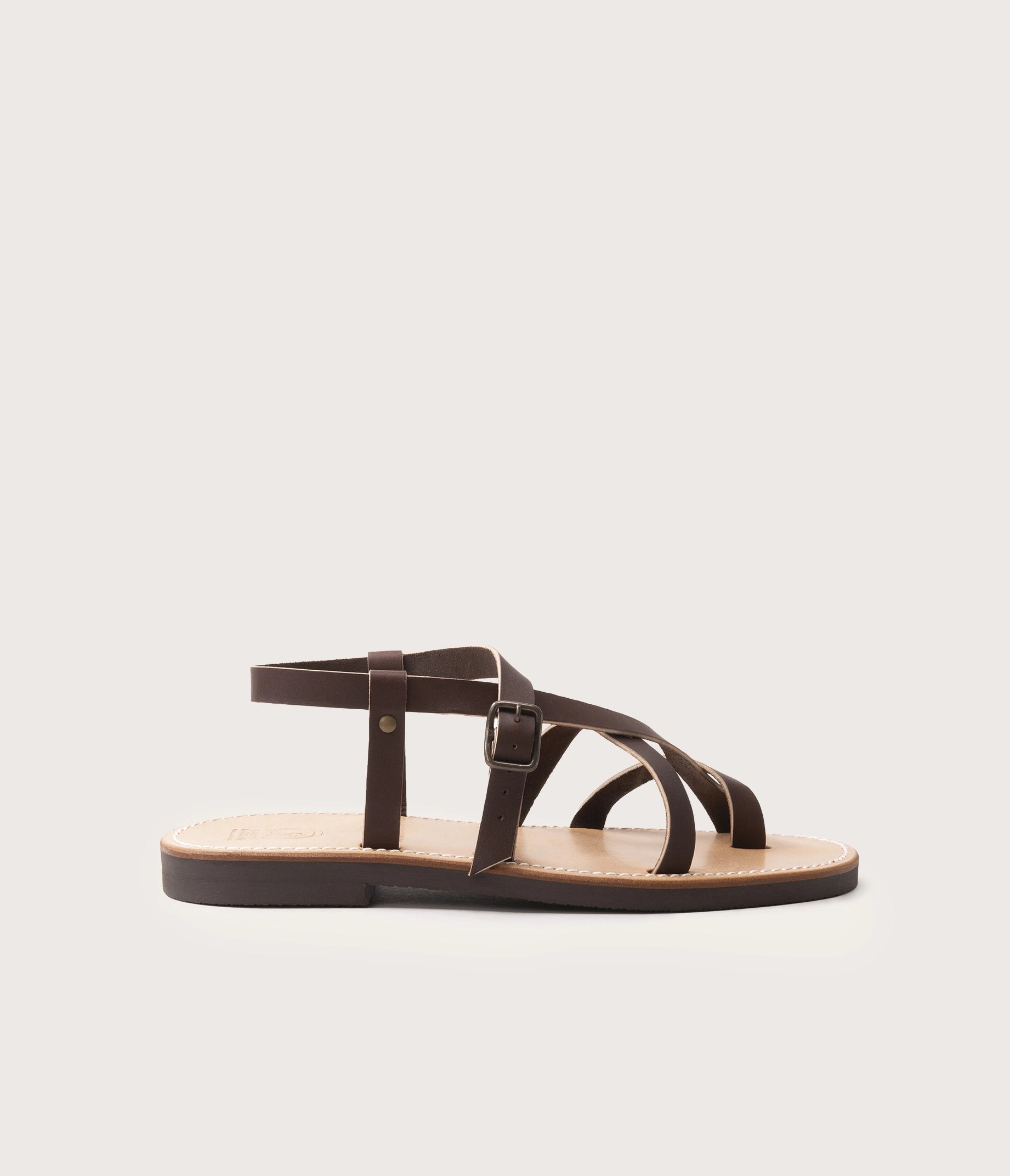 sandale en cuir café homme - nu pieds homme en cuir - nu pied homme - nu pied homme avec une bride réglable - sandale en cuir homme couleur café - la botte gardiane nu pied croisette homme - sandale camarguaise en cuir - fabriqué en france - nu pieds made in france, sandale produite en france, sandale plate homme, sandale café en cuir, sandale plate couleur café en cuir