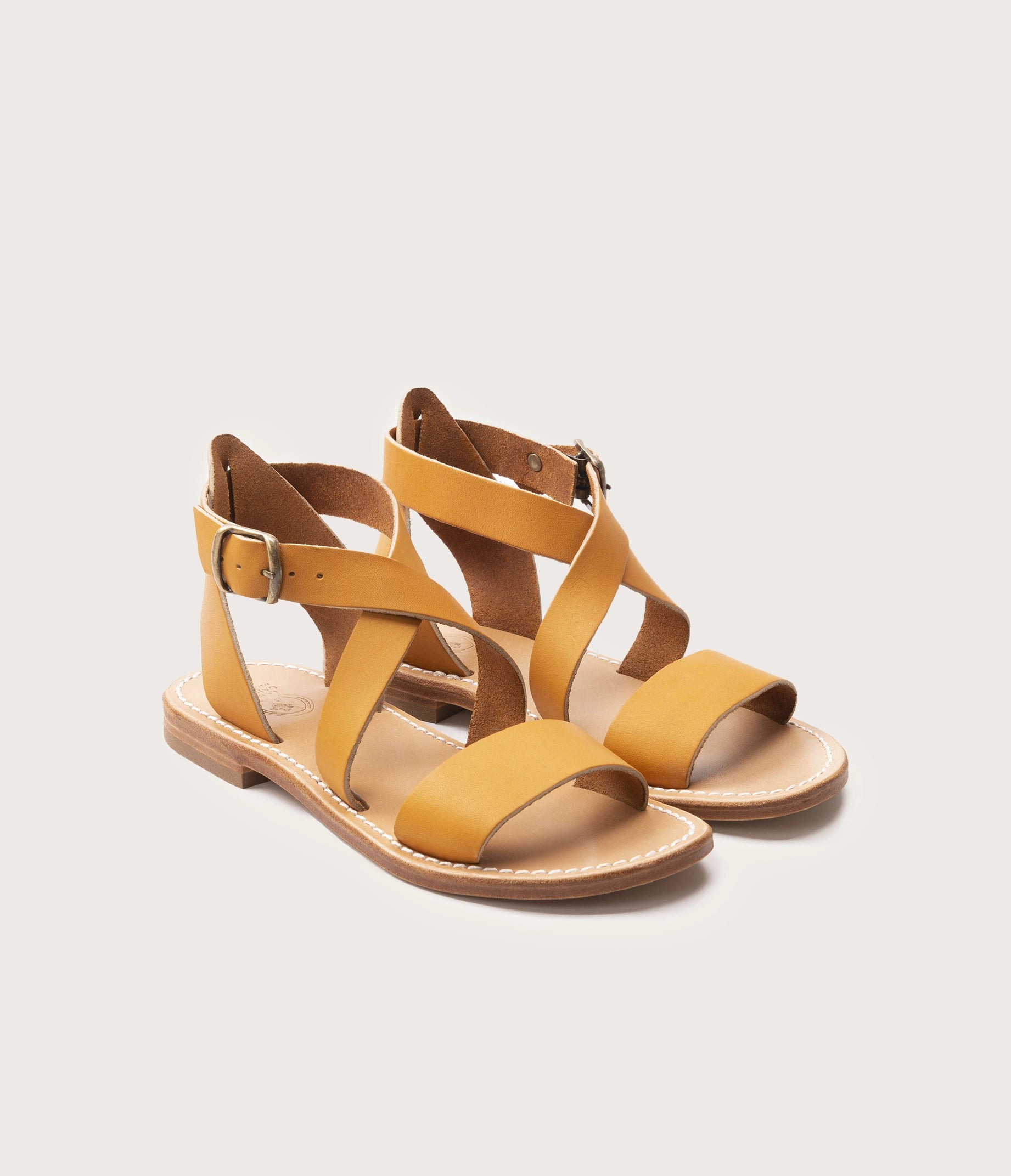 paire de nu pieds femme, paire de sandale en cuir femme, cuir français des tanneries Haas, sandales artisanales camarguaises, sandales de qualité, sandale en cuir naturel Diana, sandale plate femme en cuir, nu pieds plat en cuir, made in gard, fabrication en France, label epv