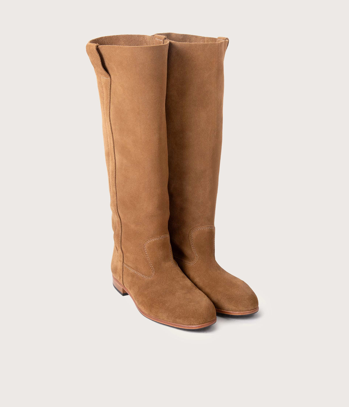 paire de botte haute en cuir, botte haute en cuir velours, botte haute en cuir velours havane, botte haute femme, botte talon plat, bottes plates, bottes plates en cuir, bottes beige, bottes femme talon plat, bottes hautes en cuir pour femme, bottes en cuir velours havane, paire de bottes femme en cuir beige, bottes femme talon plat, bottes artisanales, bottes camarguaises, bottes en cuir de qualité, bottes féminines, bottes havane