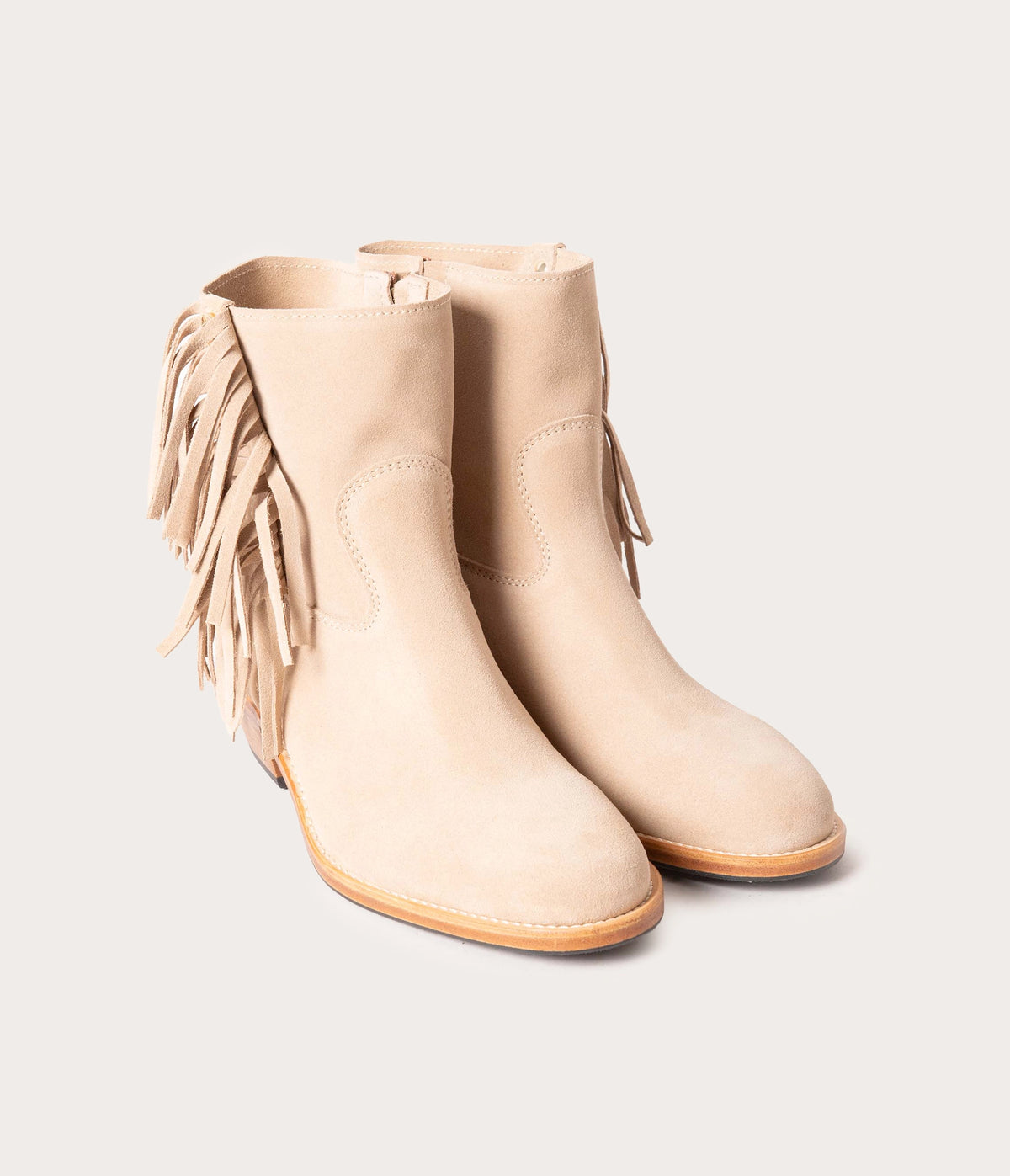 paire de bottines a franges, paire de bottine femme, bottines franges, paire de bottines en cuir beige
