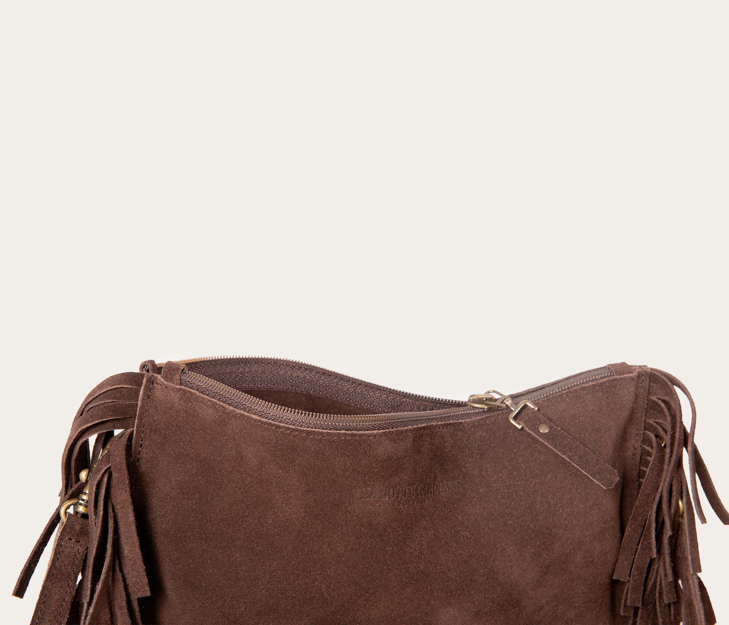 pochette en cuir velours chocolat détails, sac pochette à franges en cuir velours détails, pochette à bandoulière détails, sac bandoulière à franges détails, sac à franges détail, sac frange, sac en cuir velours