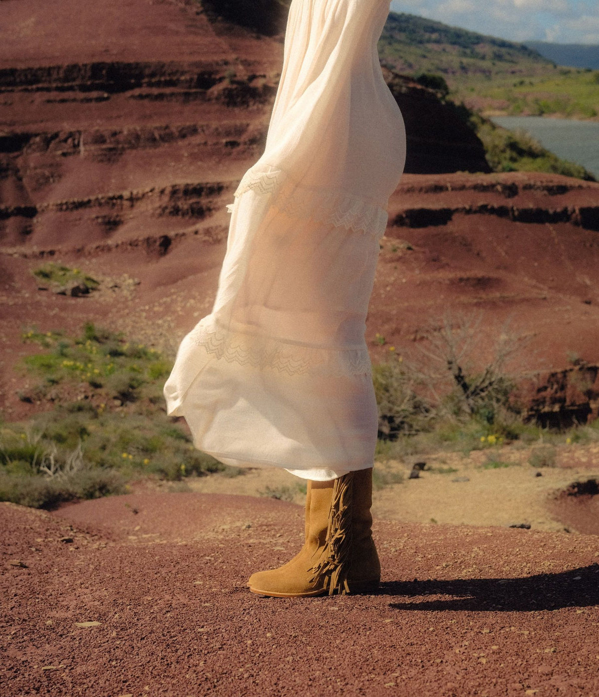 bottes a franges, bottes franges en cuir, bottes en cuir, bottes artisanales a franges et en cuir, bottes beige, bottes couleur sable, bottes femme porte