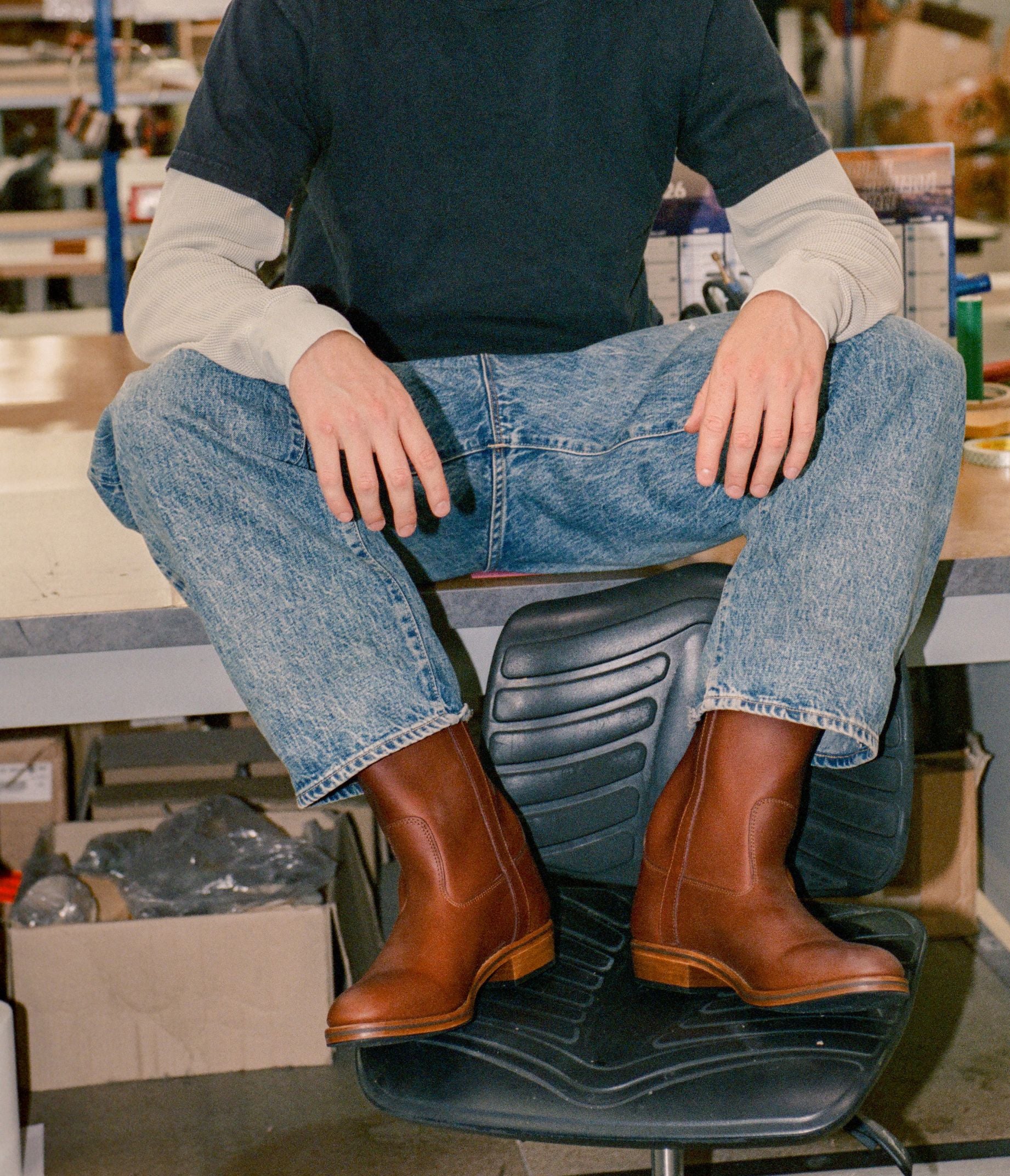 paire de bottes camarguaises en cuir marron porté, bottes traditionnelles, paire de bottes en cuir marron, bottes camarguaises igp, bottes marron pour homme, paire de bottes pour homme, bottes gardian, bottes fabriquée en camargue, bottes françaises, bottes camarguaises homme, paire bottes pour homme, bottes cuir homme, paire de bottes cuir marron homme