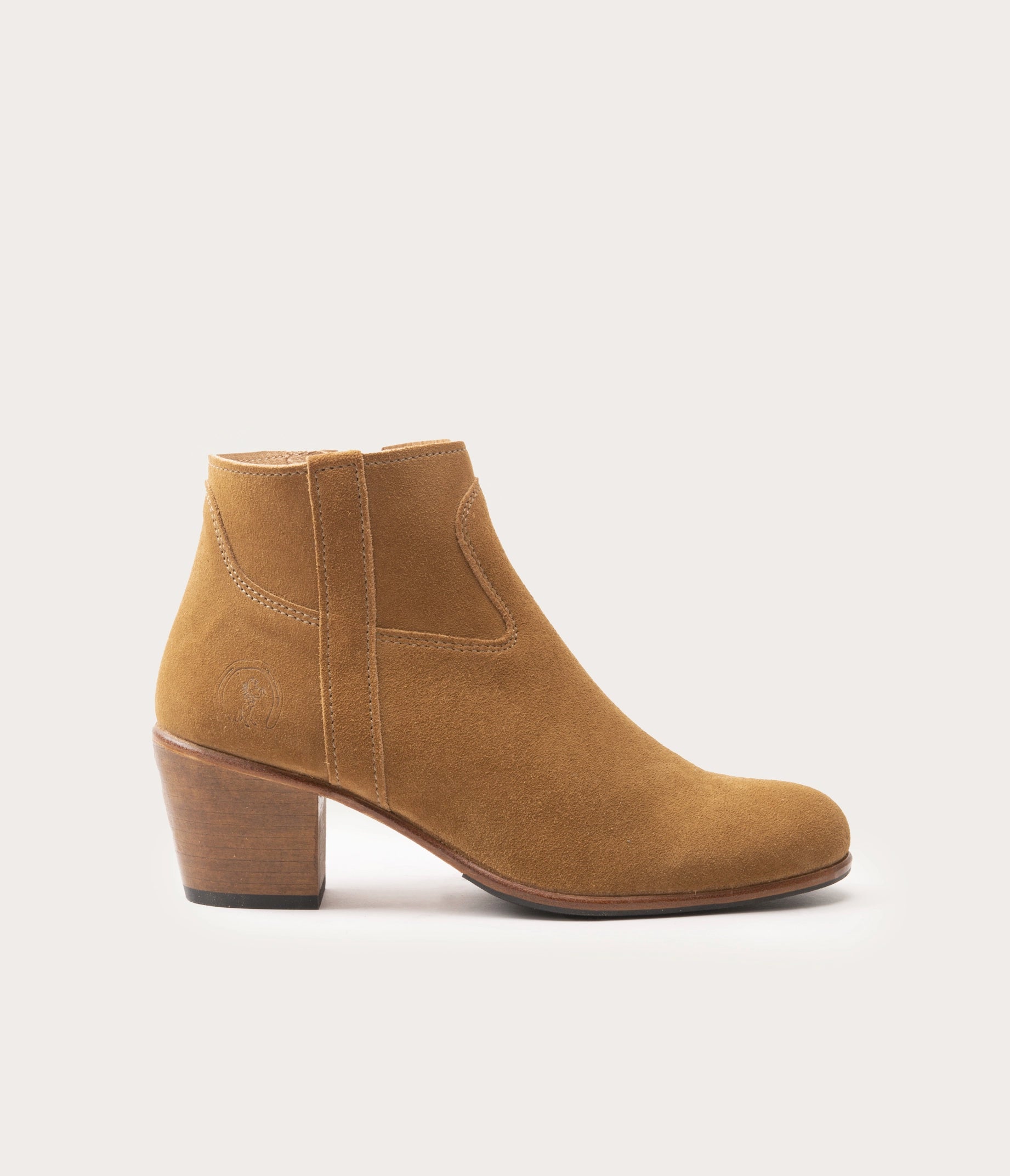 bottine gil en velours - bottine en daim femme - bottine à talon en velours - bottine velours havane - la botte gardiane bottine à talon gil - bottines fabriquées en Camargue - bottine zippée - bottine avec fermeture éclair - bottine à talon zippées en cuir