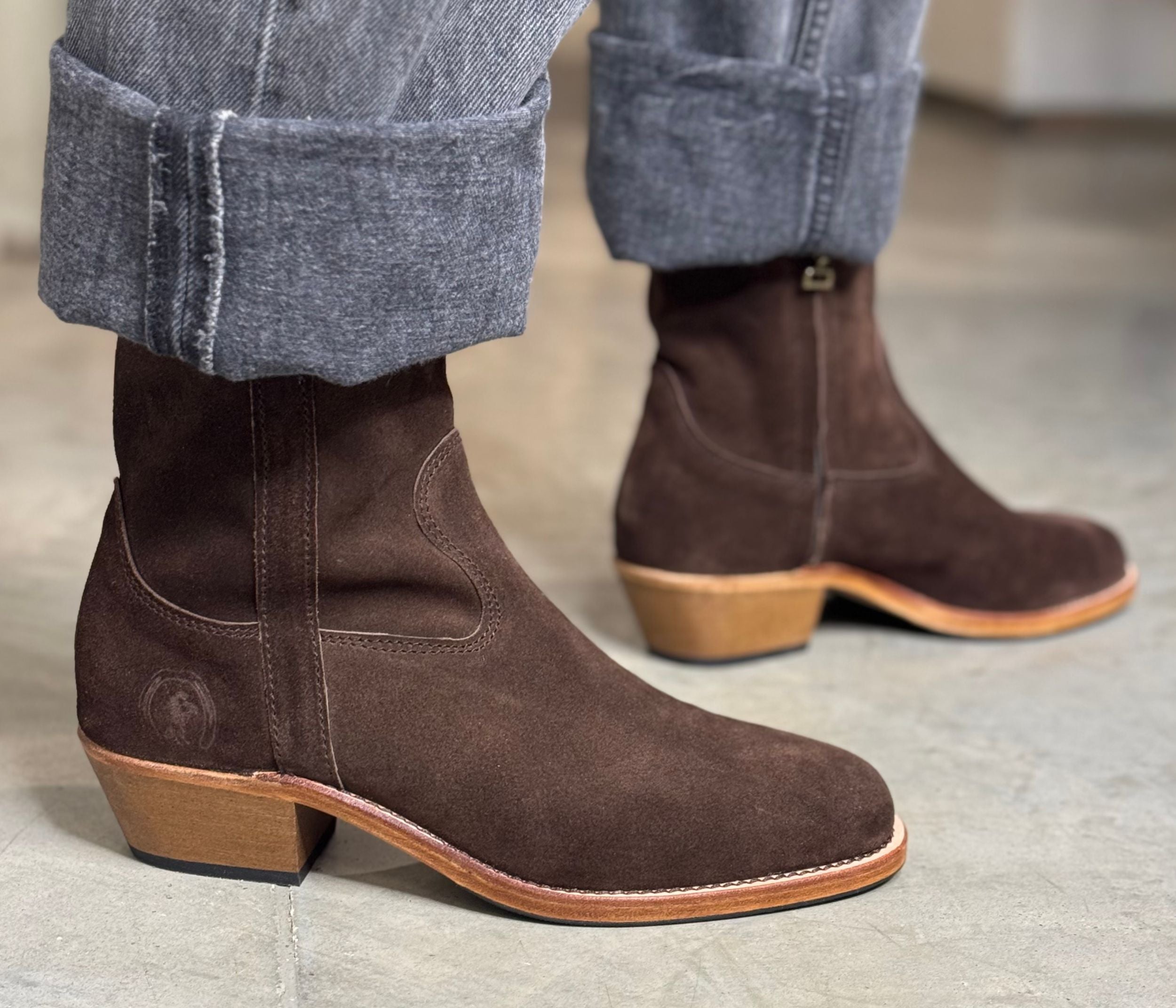 janis bottine santiag en cuir velours chocolat la botte gardiane porte, bottine avec fermeture clair et cuir la botte gardiane