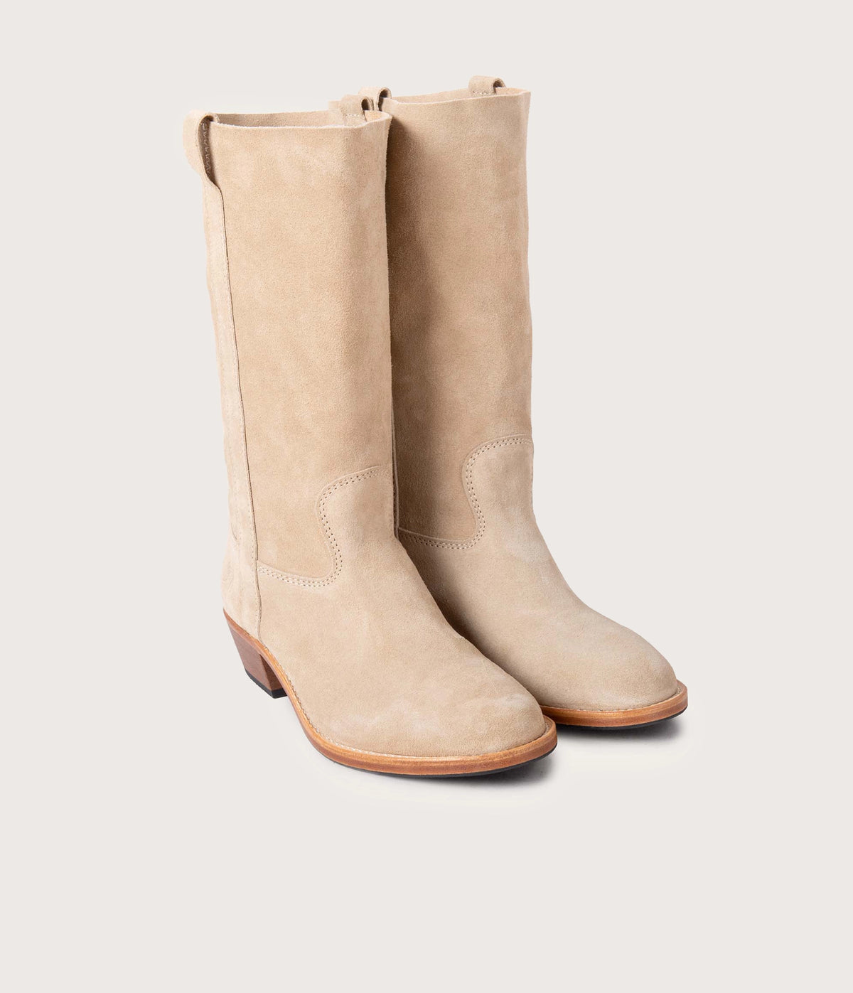 Paire de bottes en cuir velours, bottes en cuir velours, paire de bottes beige, bottes beige, paire de bottes en cuir beige, bottes femme, bottes en cuir, bottes en cuir velours, paire de bottes artisanales, bottes made in France, bottes talon biseauté, paire de bottes camarguaises