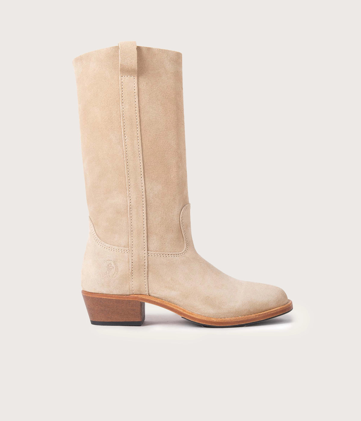 Paire de bottes en cuir velours, bottes en cuir velours, paire de bottes beige, bottes beige, paire de bottes en cuir beige, bottes femme, bottes en cuir, bottes en cuir velours, bottes artisanales, bottes made in France, bottes talon biseauté, bottes camarguaises