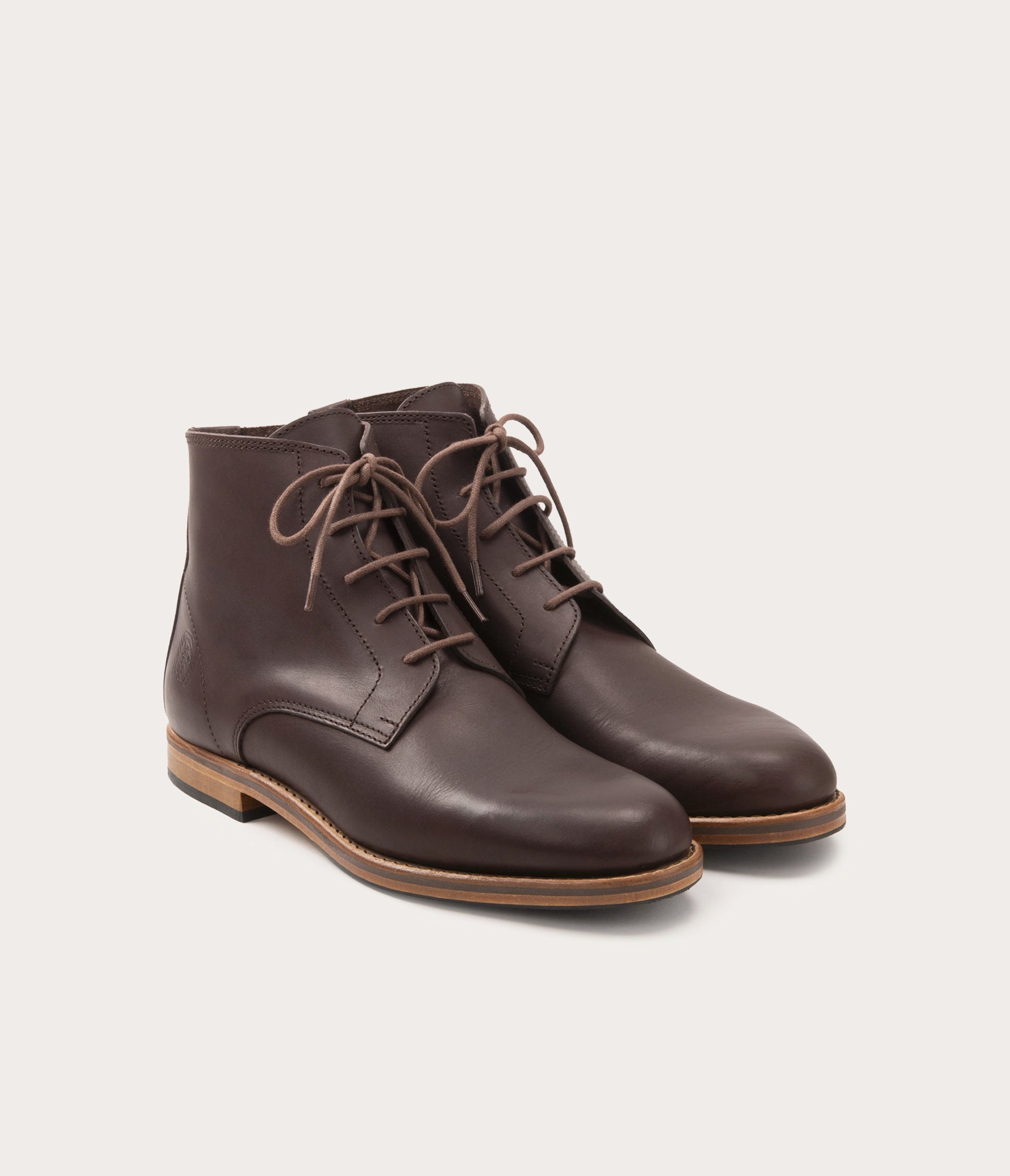 paire de bottine en cuir café - paire de boots à lacets pour homme - paire de bottines à lacets en cuir gras - cuir suportlo français - paire de chaussure en cuir français - paire de boots - paire de bottines avec des lacets style gardian - style gardian chaussure - made in camargue