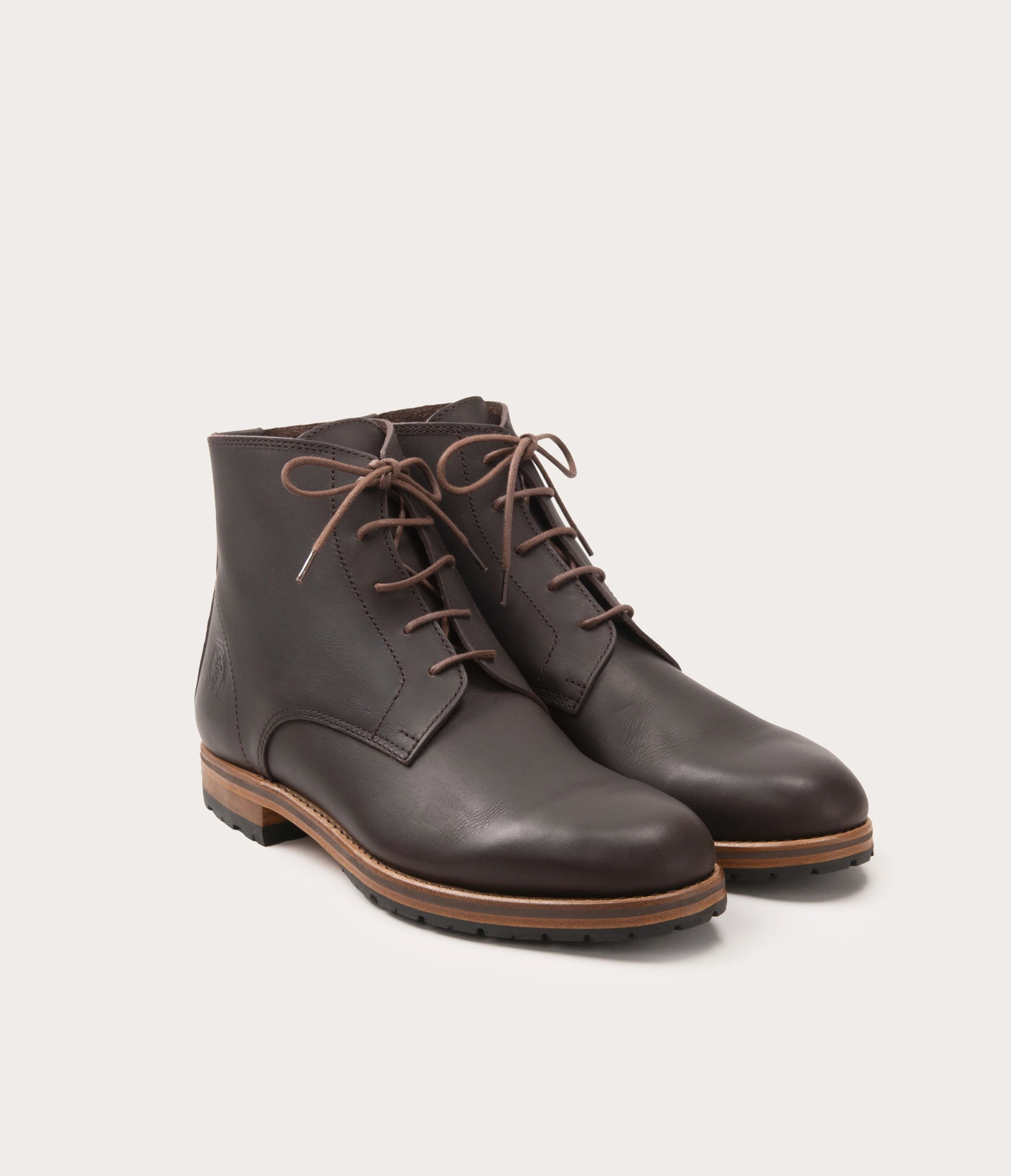 paire de bottines à lacets en cuir - paire de boots camarguaises à lacets - boots homme en cuir - boots homme cuir suportlo café - cuir tanneries française -