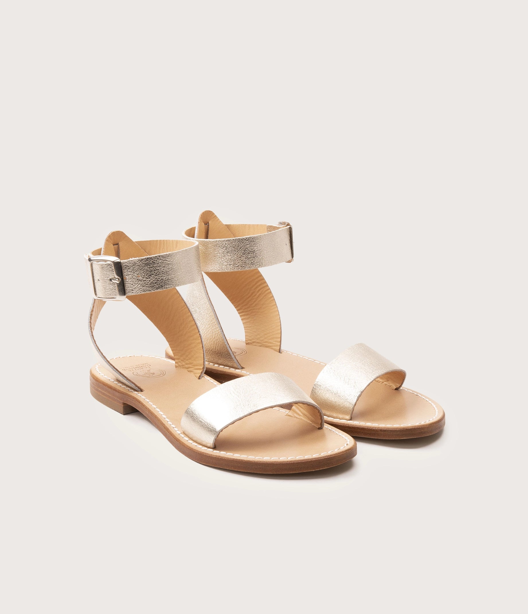 paire de sandale champagne, paire de sandale argentée en cuir, paire de sandale métallisée, paire de sandales femme en cuir métallisé argenté, la botte gardiane modèle Mage champagne