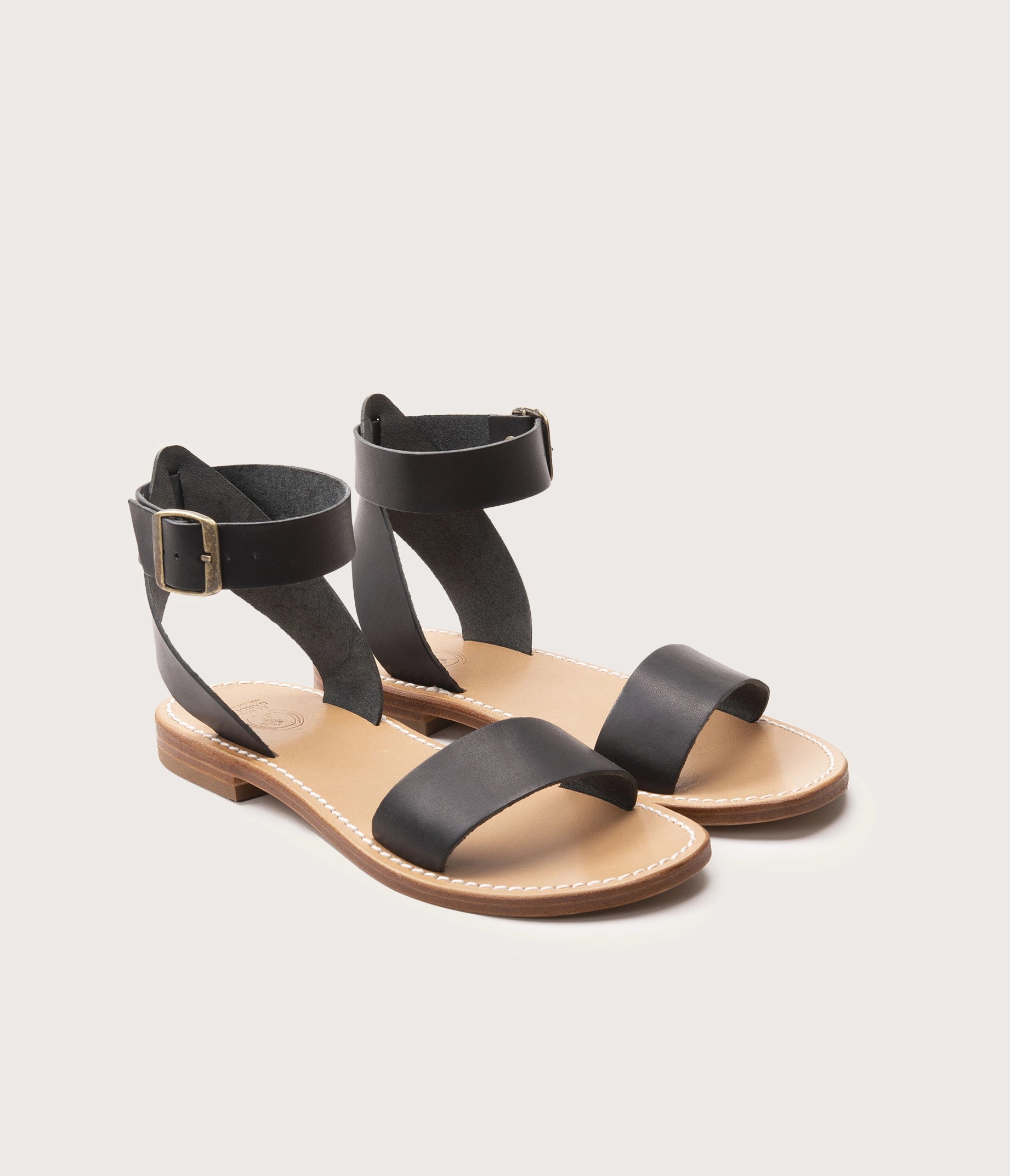 paire de sandale noire en cuir femme, nu pieds noirs en cuir femme la botte gardiane, fabriqué en France, artisanat, chaussures en cuir fait main, camargue