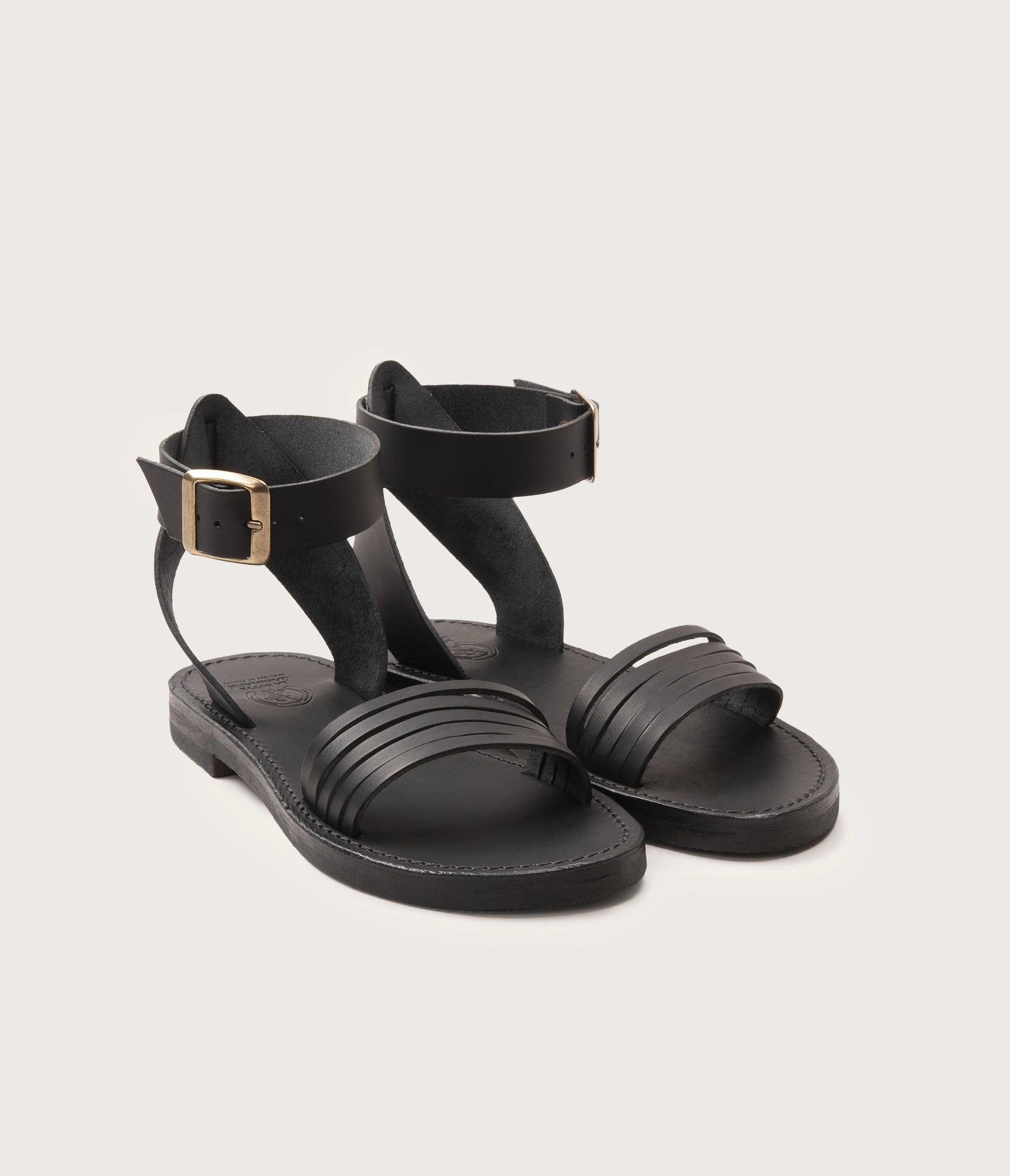 paire de sandales femme en cuir, paire de sandale noire en cuir, paire de sandale en cuir sans chrome, paire de sandale en cuir au tannage végétal, label EPV