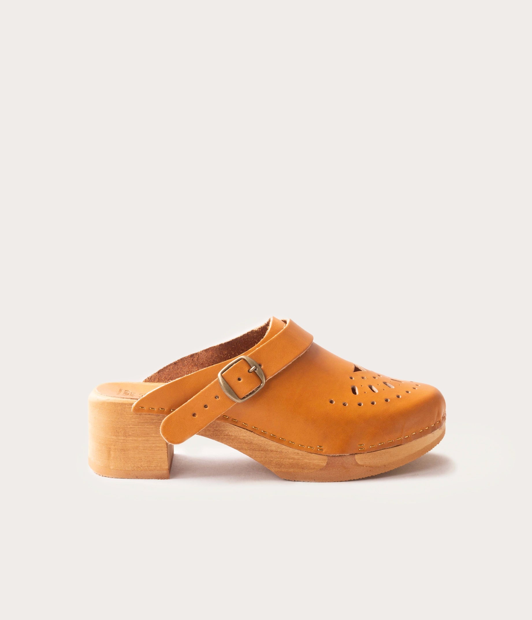 sabots naturel femme, sabot en cuir femme, sabot en cuir perforés, sabots femme en cuir perforé, sabot perforé en cuir, sabot femme
