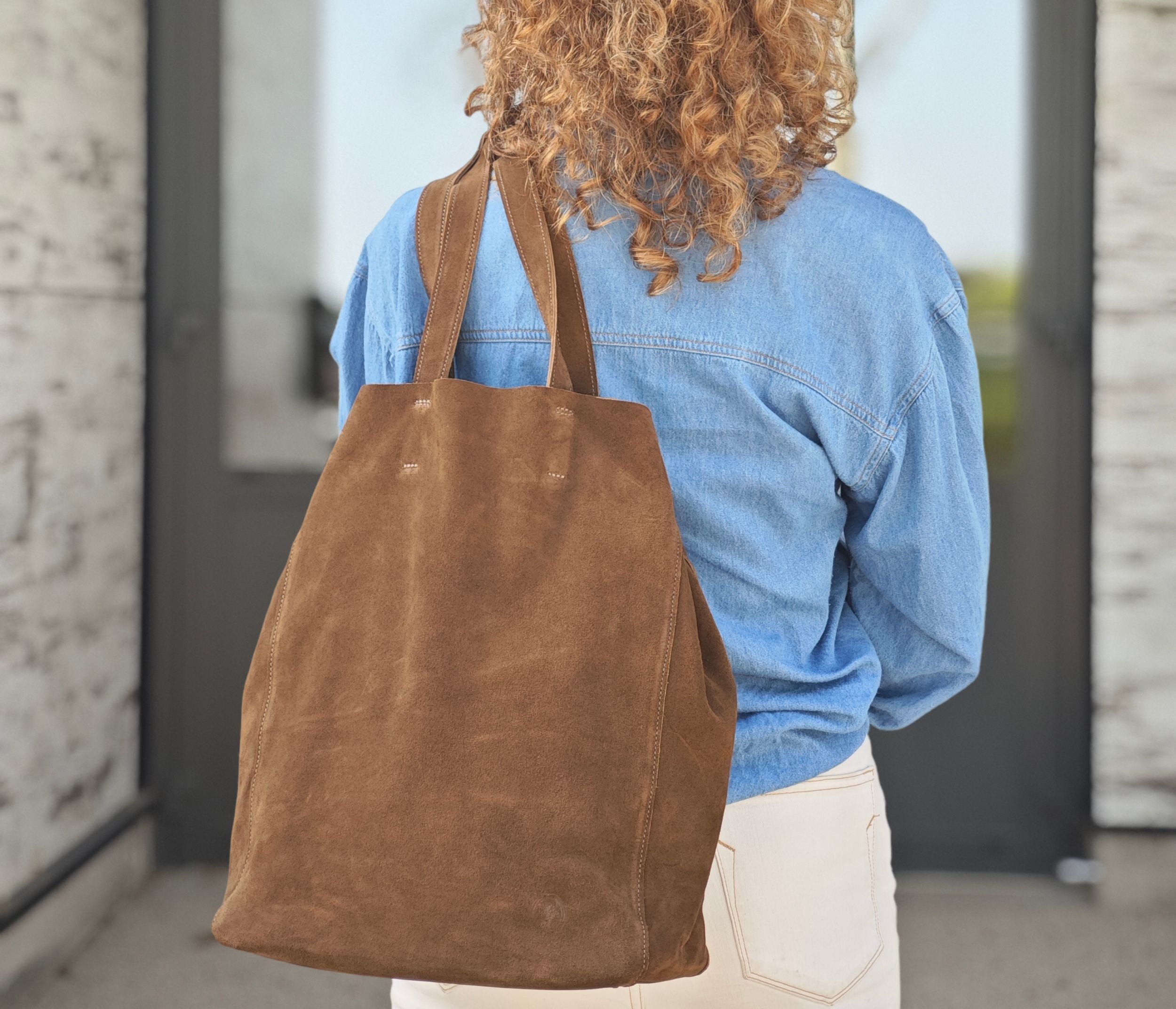 sac sèlene en cuir velours taupe porté