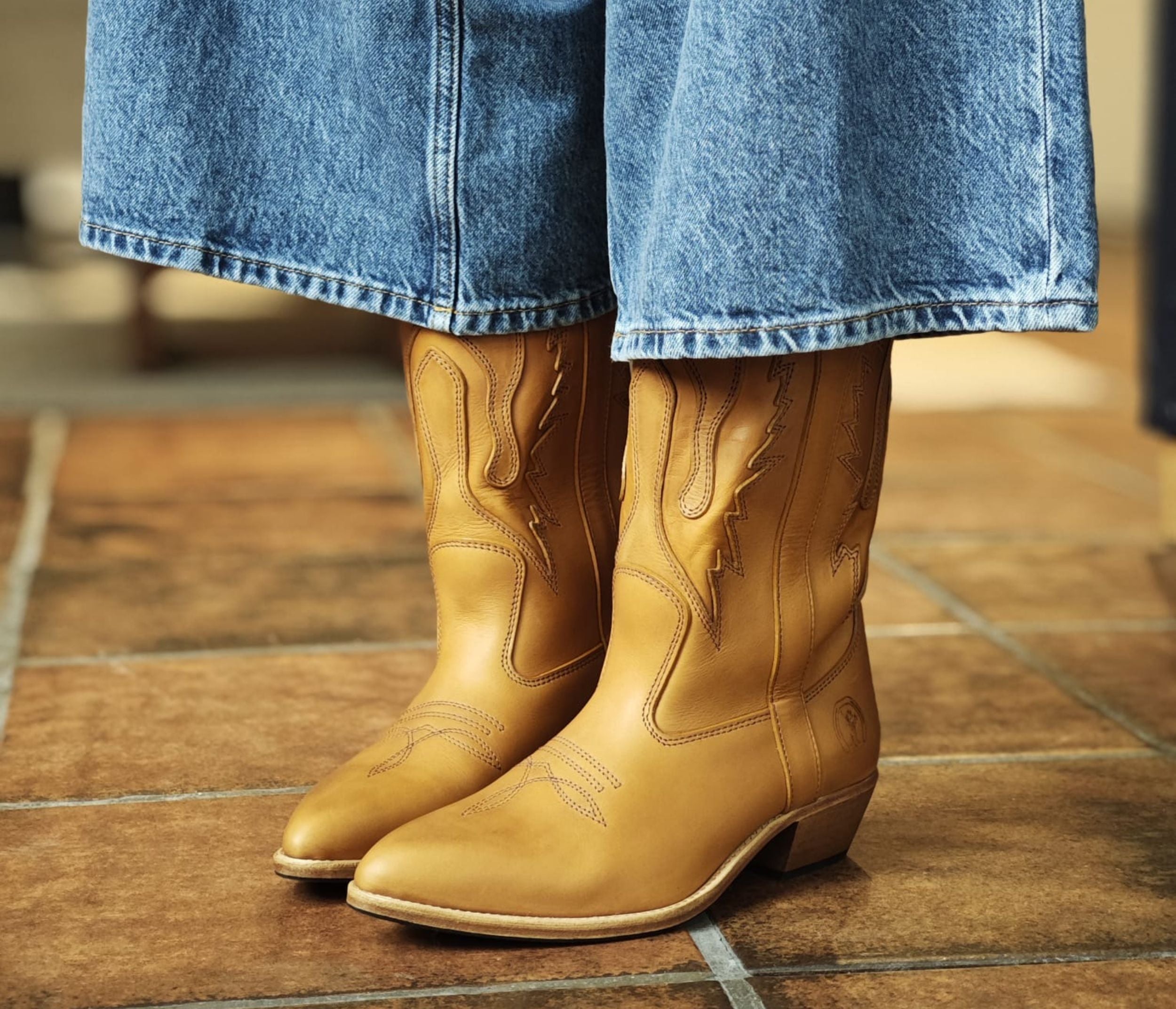 santiag la botte gardiane en cuir naturel porté