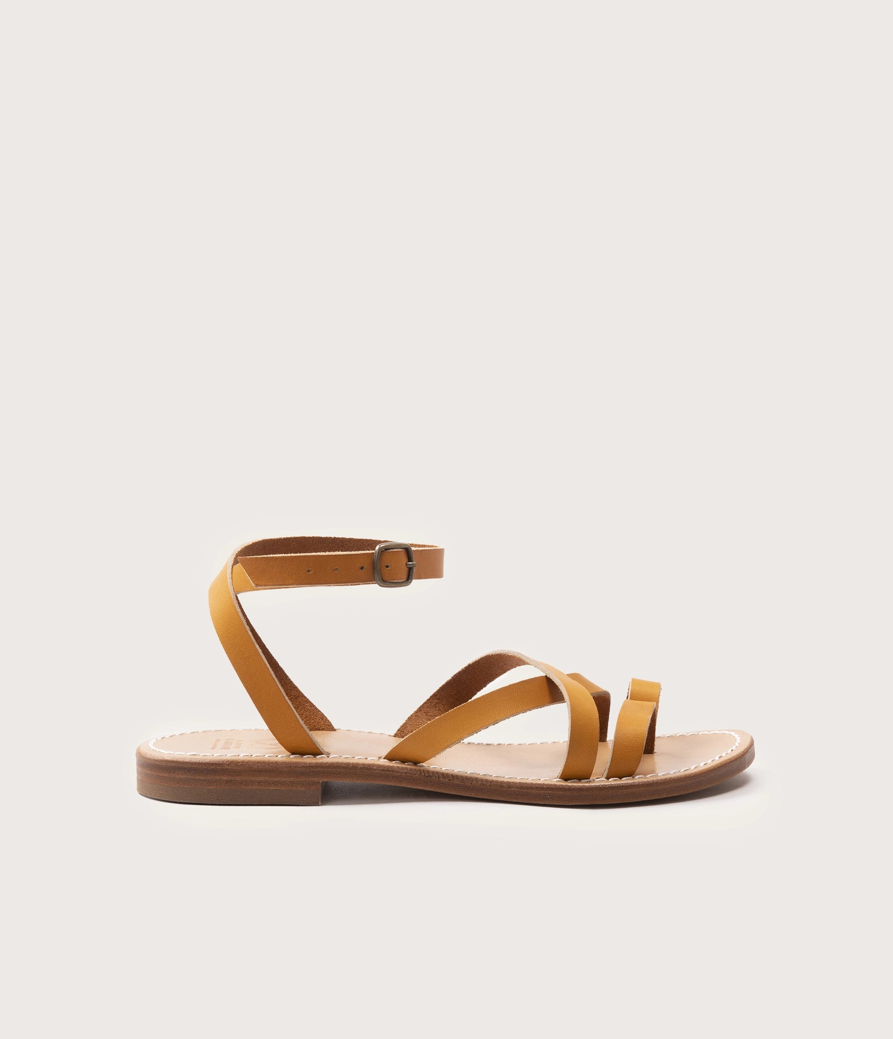 sandale en cuir naturel femme, sandale artisanale en cuir naturel, sandale bride réglable femme, la botte gardiane modèle Sauve, sandale style les tropéziennes, nu pieds en cuir femme, chaussures camarguaises femme été