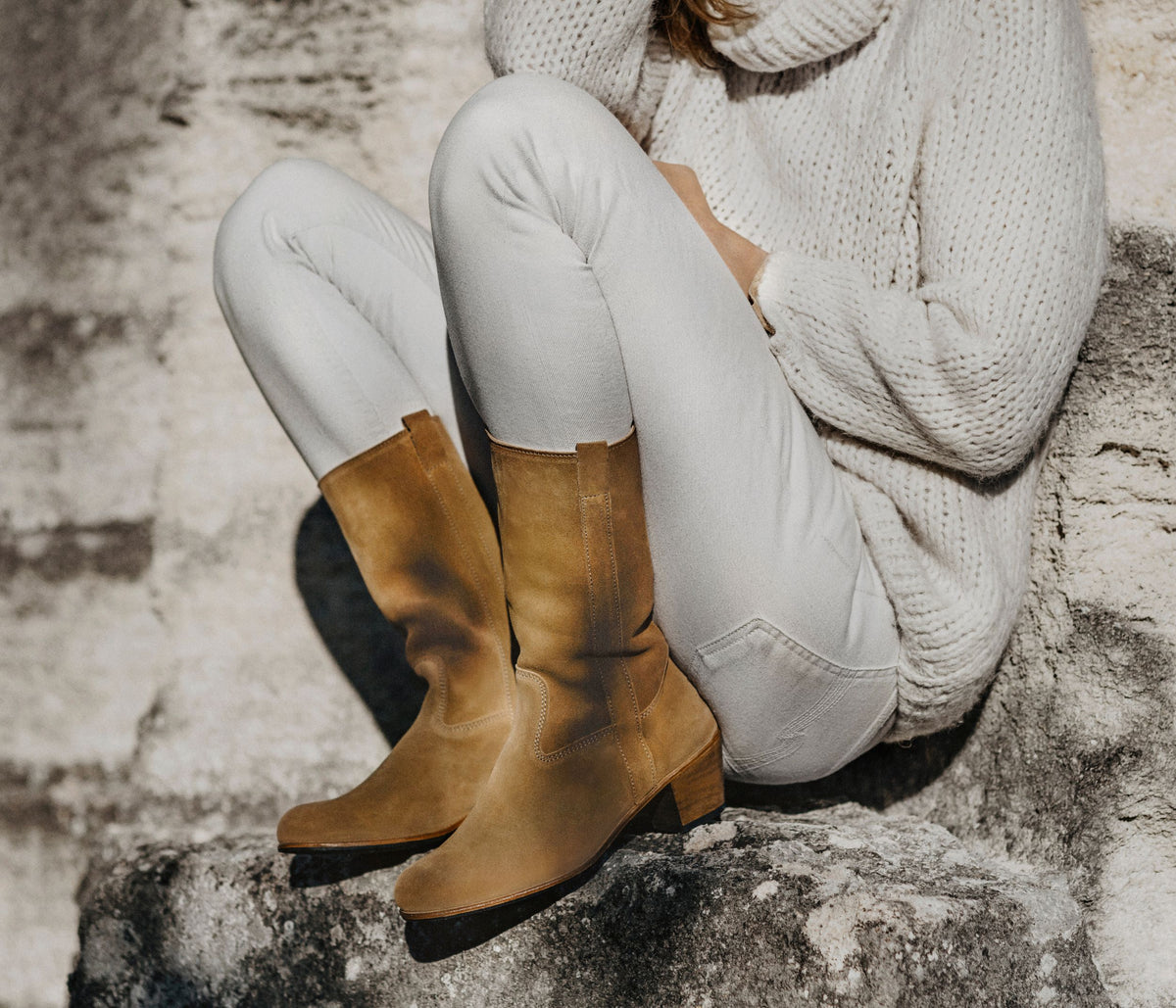 botte femme en cuir daim porté - idées tenues avec botte en daim à talon - botte talon femme en velours portée - la botte gardiane botte simone - botte à talon camarguaise - botte femme à talon camarguaise