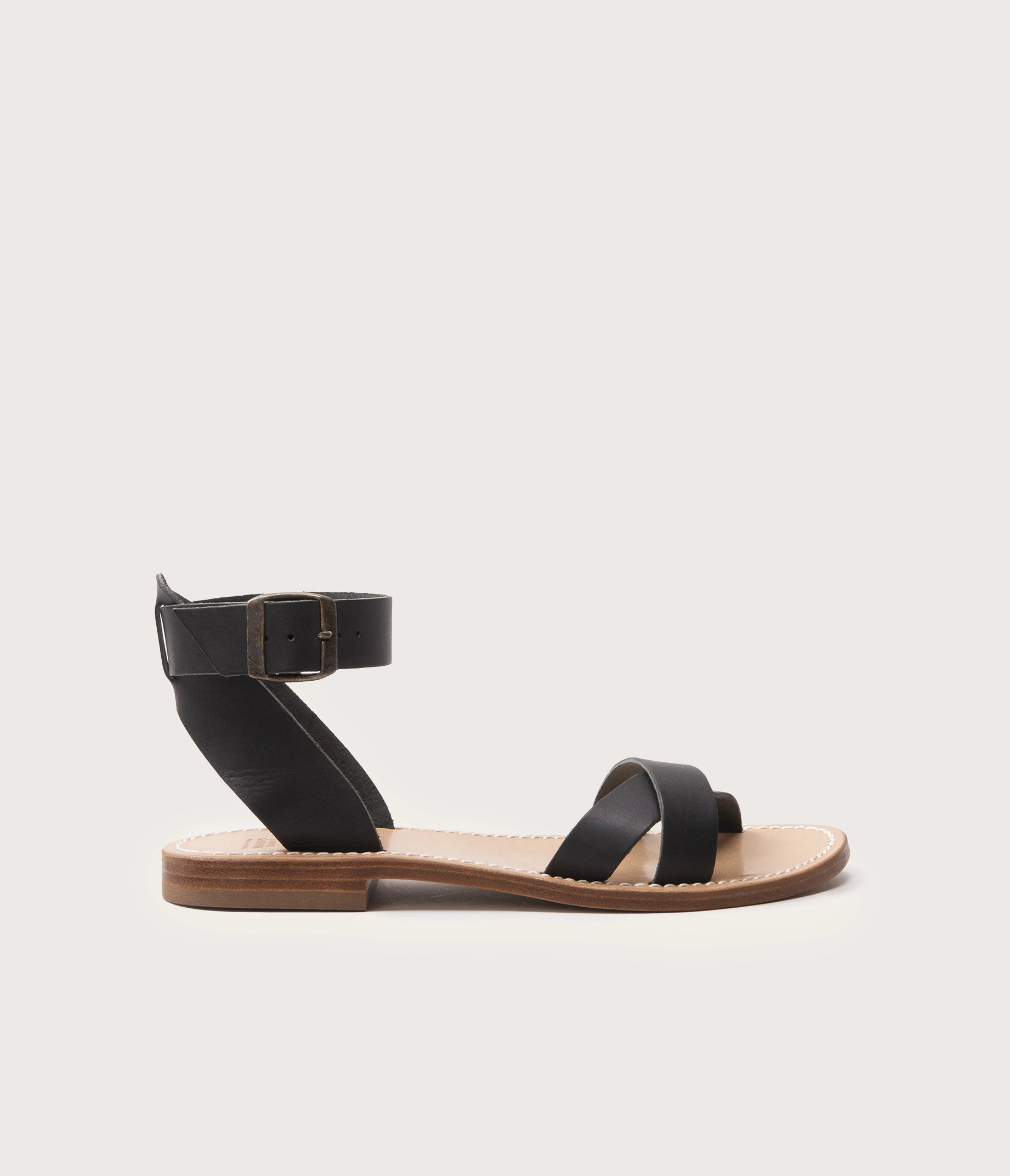 sandale noire en cuir, sandale femme noire, la botte gardiane sandale saint ambroise, sandale en cuir sans chrome, cuir de veau sans chrome, sandale en cuir fabriquée en france, label epv, camargue, sandale artisanale noire, nu pieds femme noir, nu pieds en cuir femme, botte gardianne, botte gardiane sandale femme , sandae noire sans chrome botte gardiane