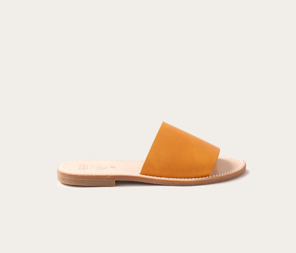 tatane en cuir, tatane en cuir naturel, tatane camarguaise, tatane en cuir français, tatane fabriquée en France , label epv, claquette en cuir, mule en cuir, mule femme qualité, mules de qualité, botte gardiane, la botte gardiane tatane