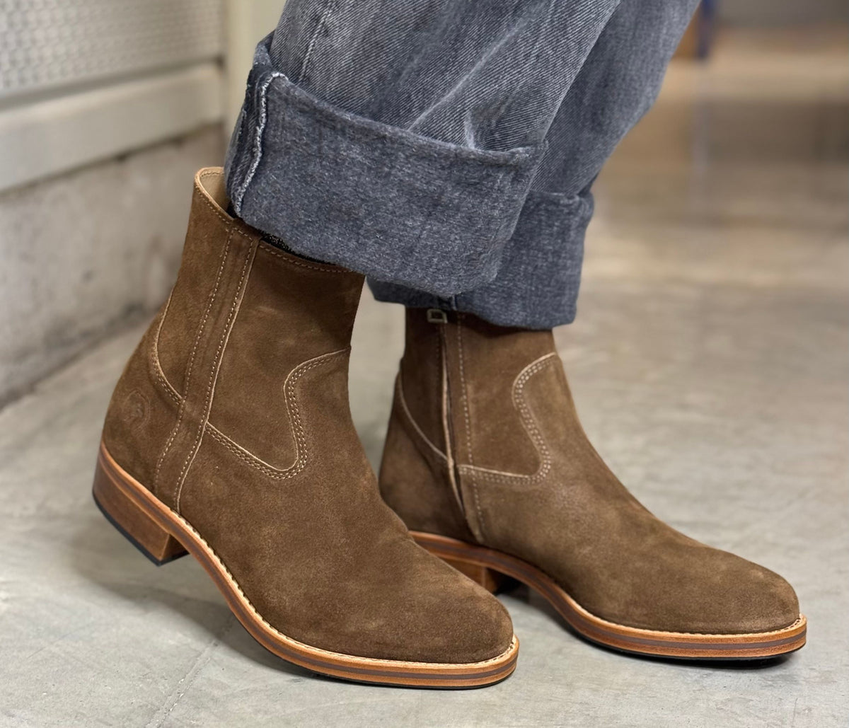 terence bottine en cuir femme velours taupe porté, bottine en cuir pour homme en cuir velours couleur taupe, boots en cuir velours porté