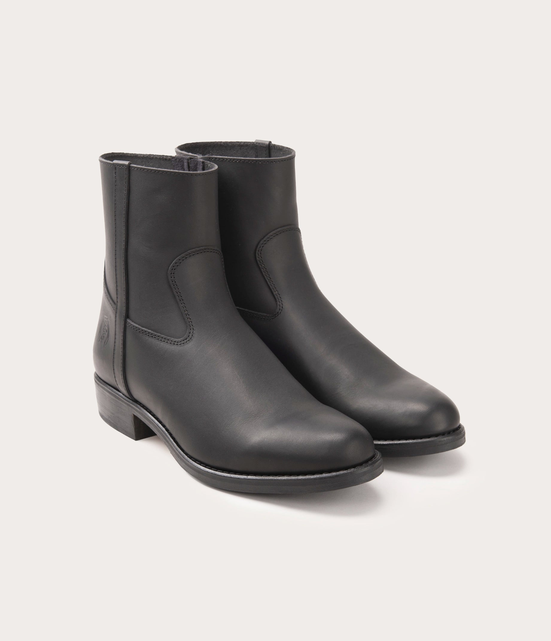 paire de bottine en cuir homme - paire de boots en cuir noir - paire de boots pour homme - paire de bottine homme en cuir noir - paire de bottine camarguaise en cuir - bottines fabriquées en camargue - paire de bottine style gardian - style gardian chausssure - Camargue - Aigues-Vives - entreprise française
