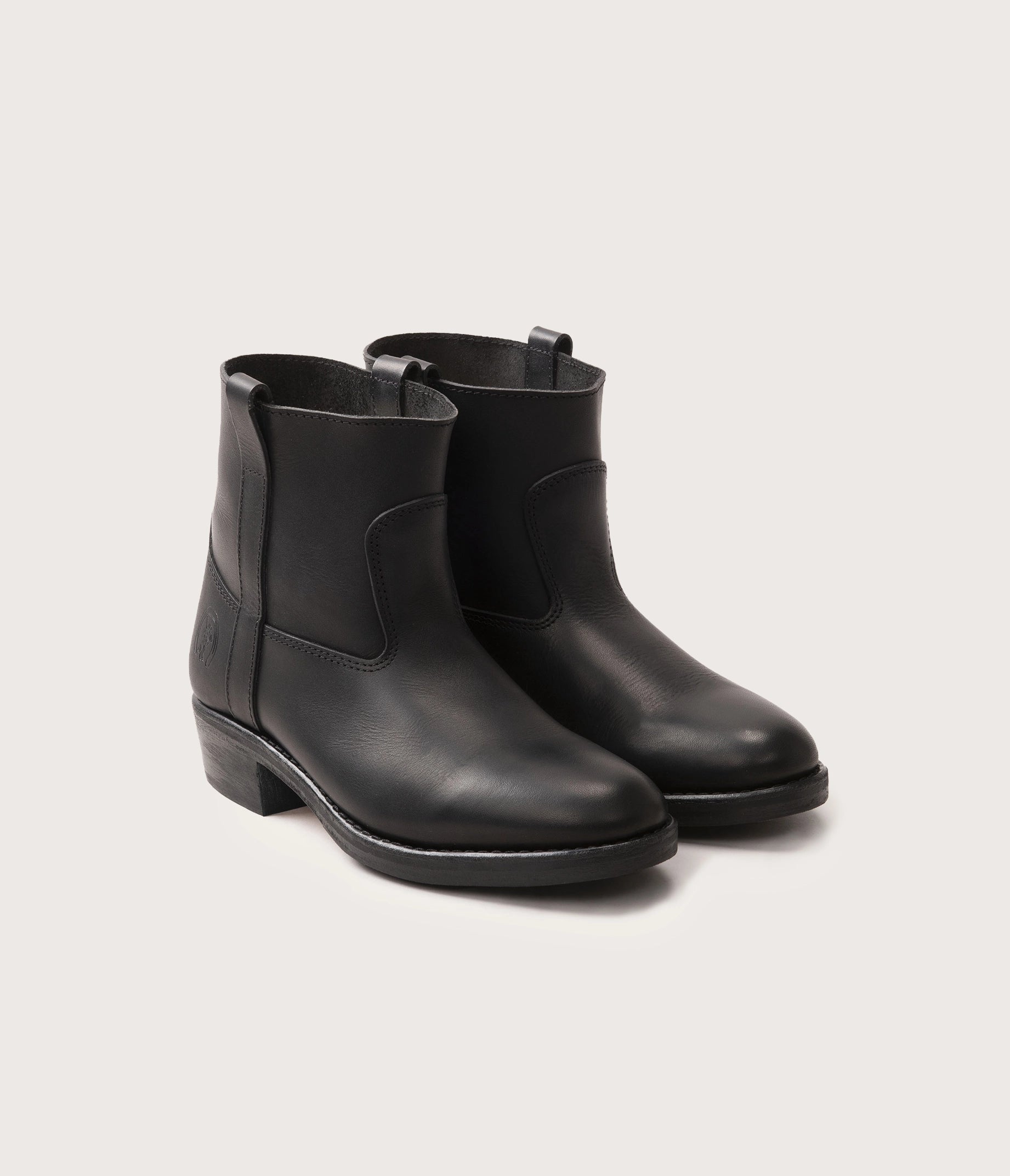 paire de bottines noire - paire de boots noire - boots en cuir noir homme - boots en cuir femme - boots de gardian femme - boots de gardian en cuir - bottines camarguaises en cuir - boots en cuir camargue - paire de bottines en cuir de qualité - paire de boots noire - paire de bottines toute noire - La botte gardiane camargue chaussures