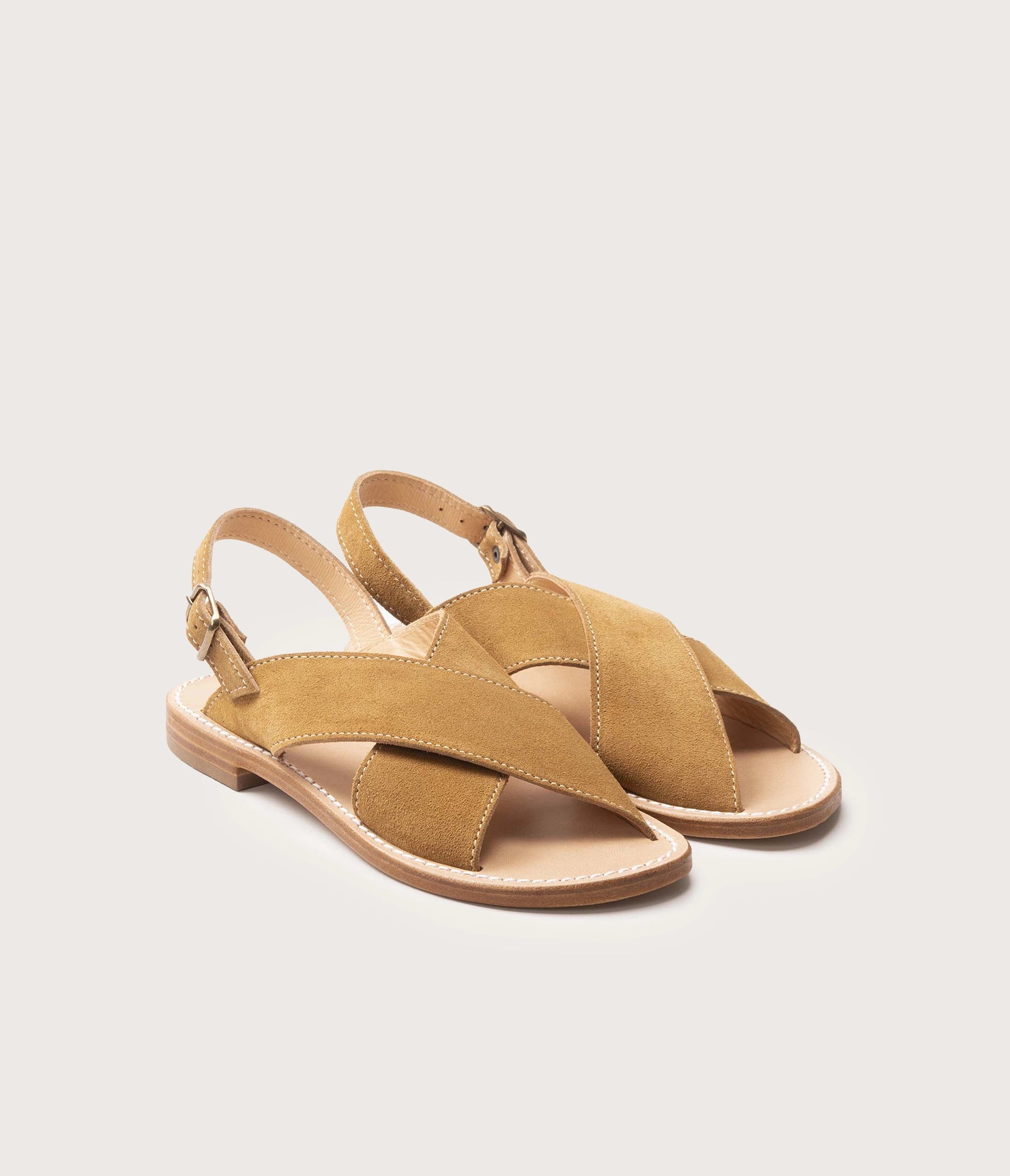 paire de sandales en cuir velours, paire de sandales en daim femme, paire de nu pieds femme en cuir velours, paire de nu pieds en daim, paire de sandales fabriquées en France, atelier camarguais, paire de sandales réglables, modèle Uzès la botte gardiane en cuir velours havane
