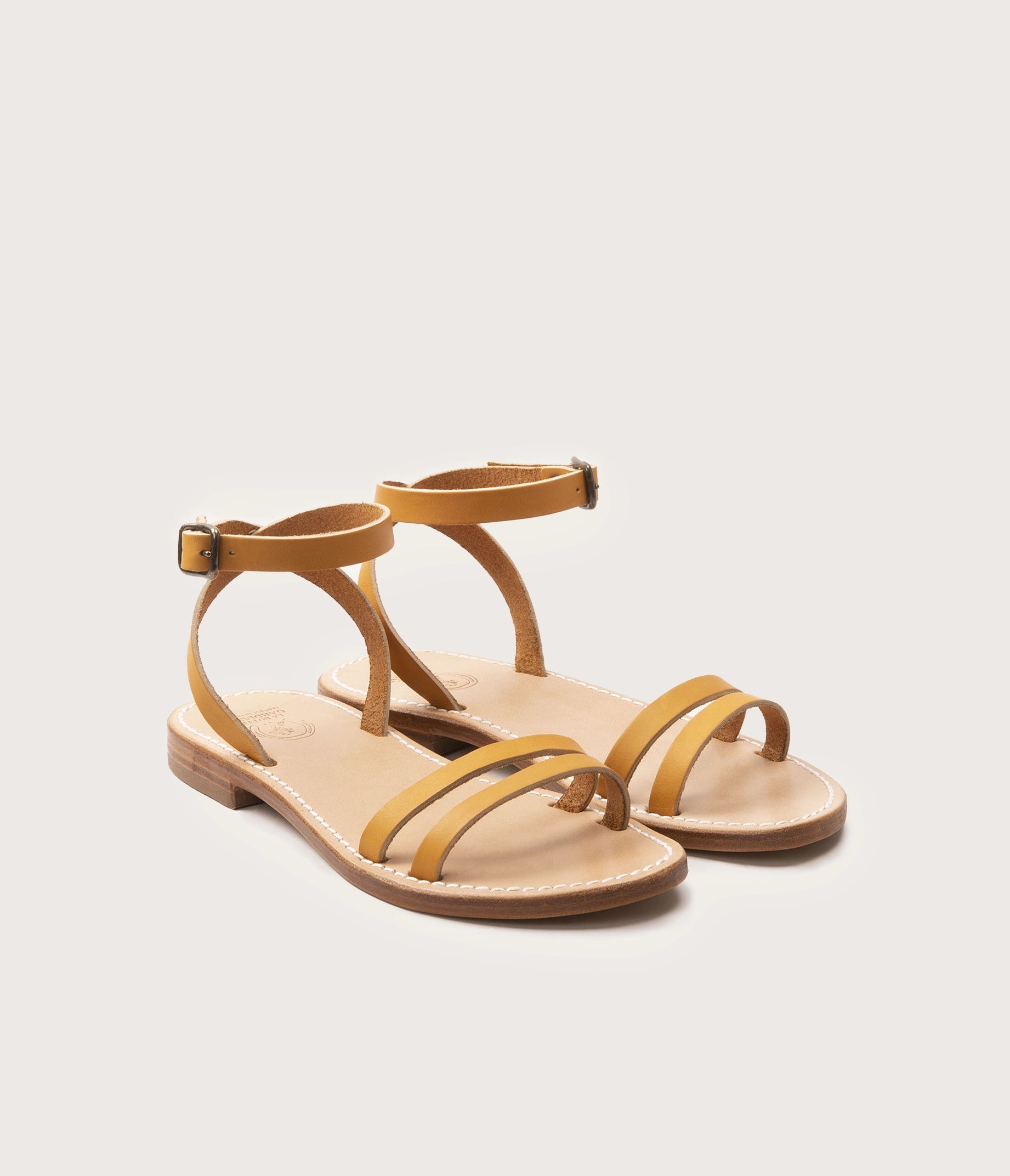 paire de sandale en cuir français femme, paire de sandales minimalistes en cuir, sandales en cuir naturel réglables, paire de nu pieds minimaliste, paire de sandales Voltaire la botte gardiane, paire de sandales fabriquées en France