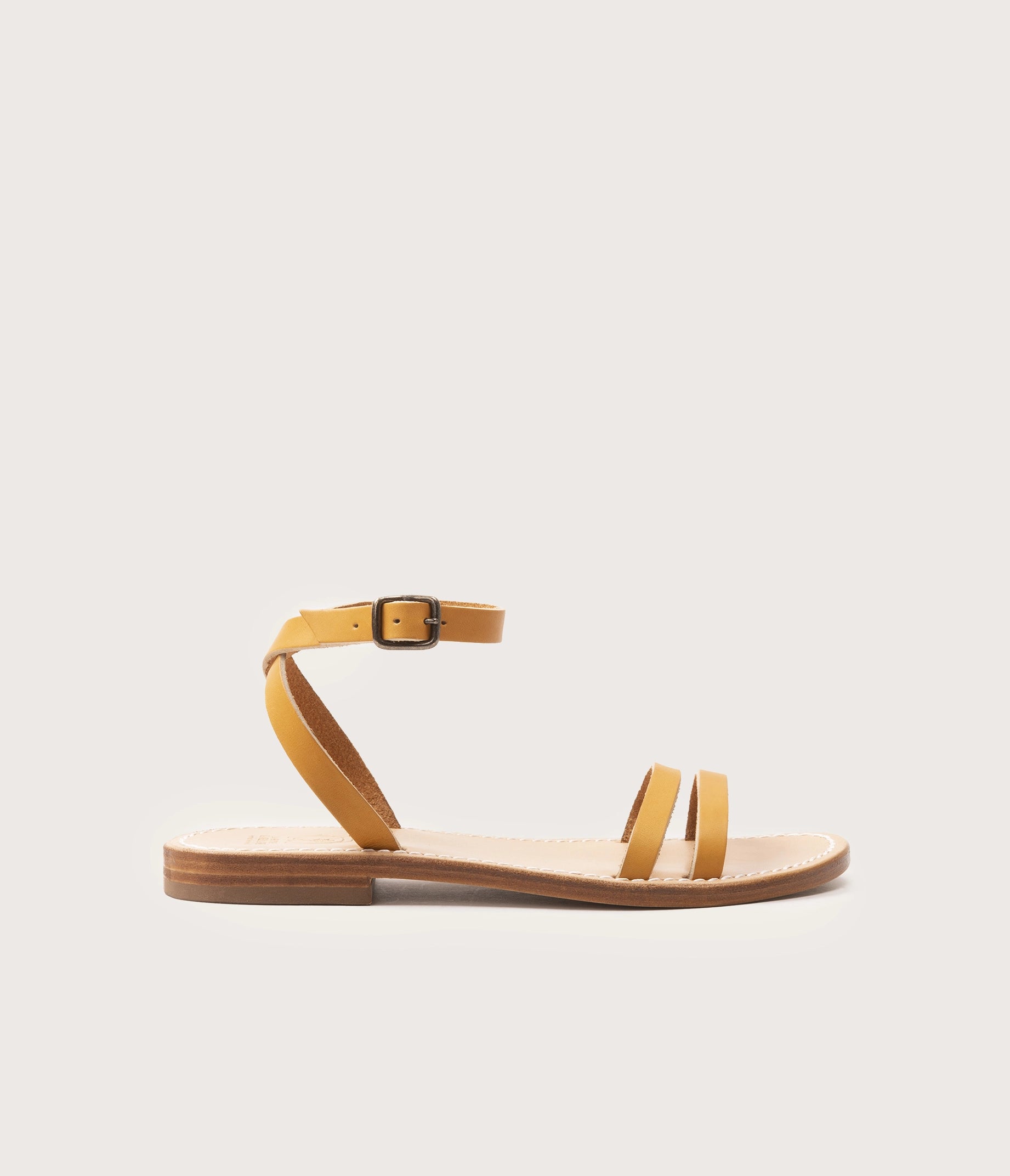 sandale minimaliste femme, sandale en cuir femme simple, sandale camarguaise femme en cuir naturel, sandale femme minimaliste en cuir naturel français, sandale style les tropéziennes, nu pieds femme en cuir naturel minimaliste nu pieds en cuir femme camel, la botte gardiane modèle Voltaire