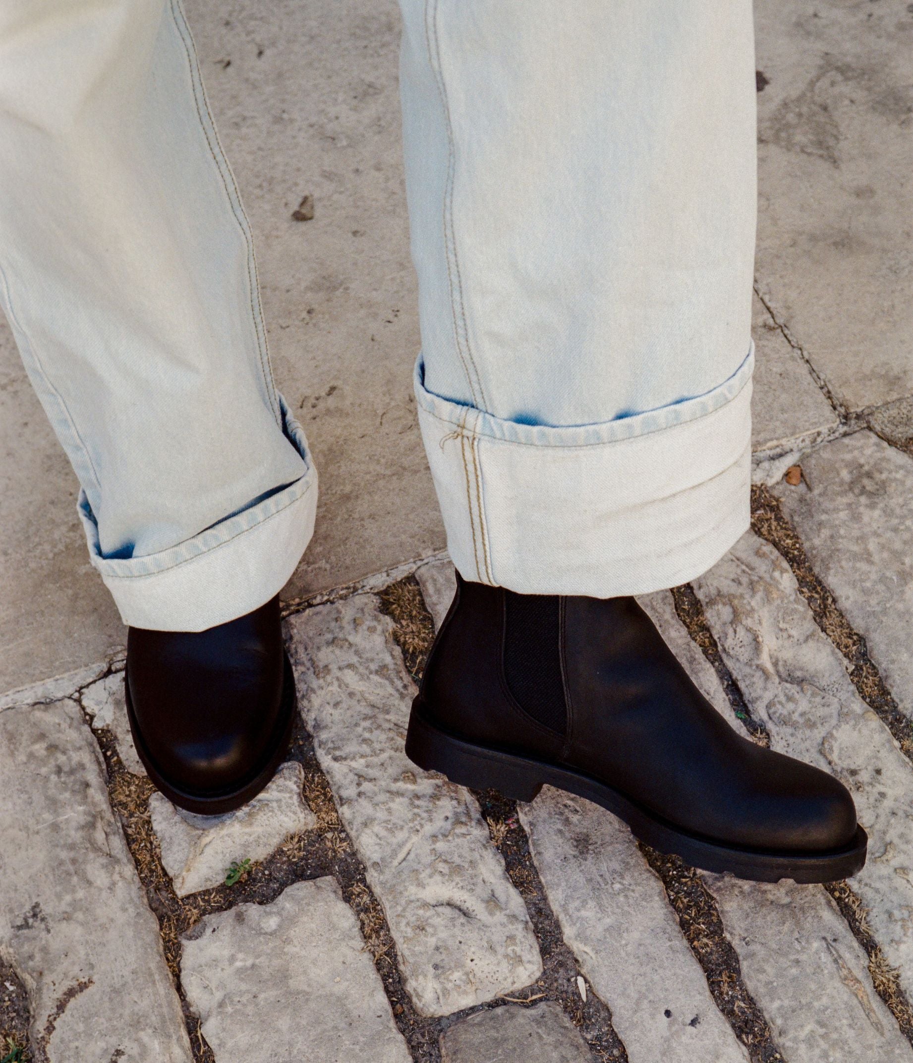 paire de bottine en cuir noir - paire de boots noires pour femme - paire de bottine en cuir noir gras pour femme - la botte gardiane paire de boots en cuir noir - paire de boots camarguaises noires porté - paires de bottines mixte, camarguaises en cuir noir pour homme et femme, chelsea boots femme, chelsea boots homme porté