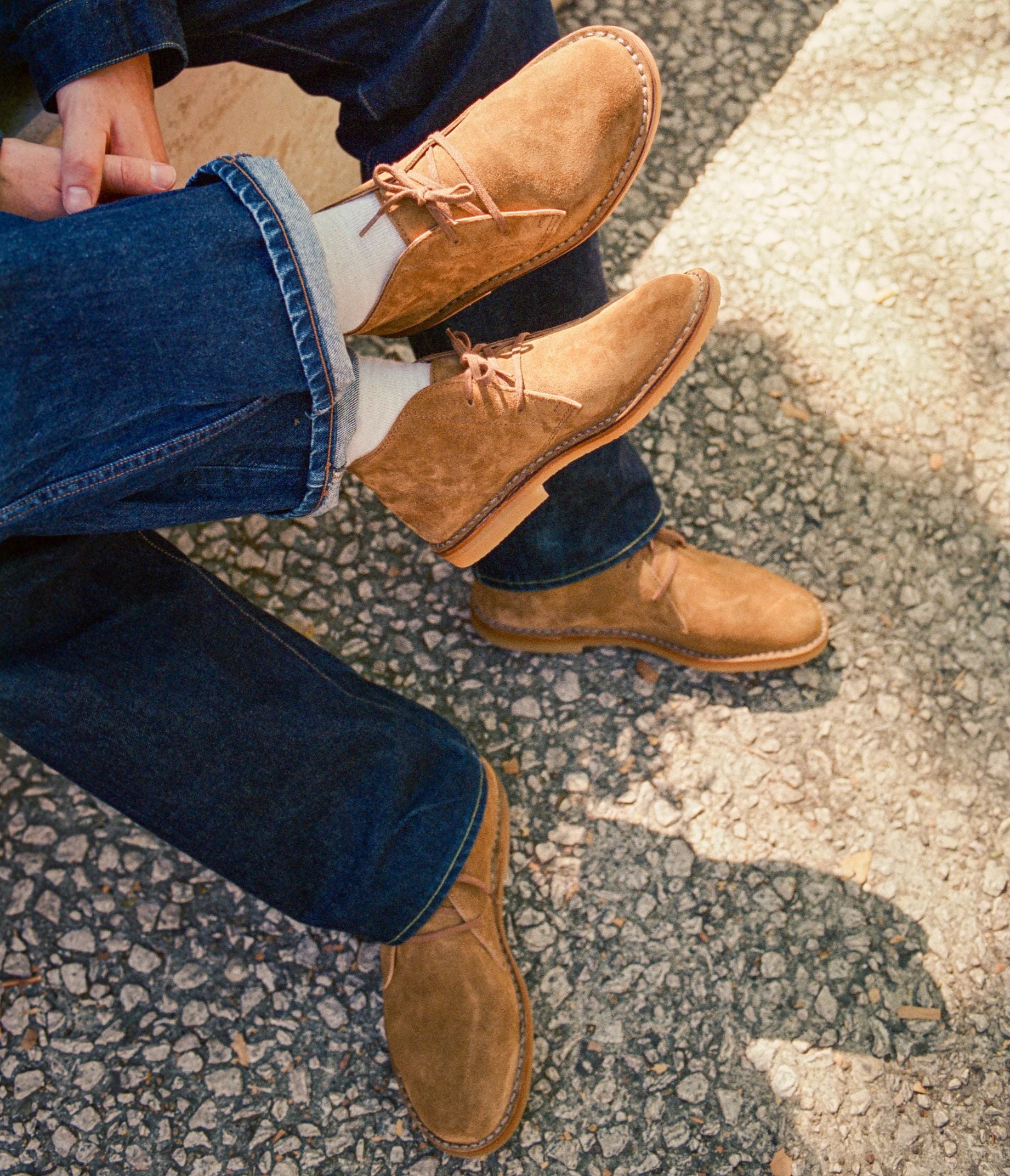 paire desertboots en cuir daim, deserboots homme en cuir havane, deserboots en velours homme, made in france, la botte gardiane modèle Camargue homme, botte gardiane camargue Homme, desertboots camarguais, paire de desertboots pour homme, desertboots femme