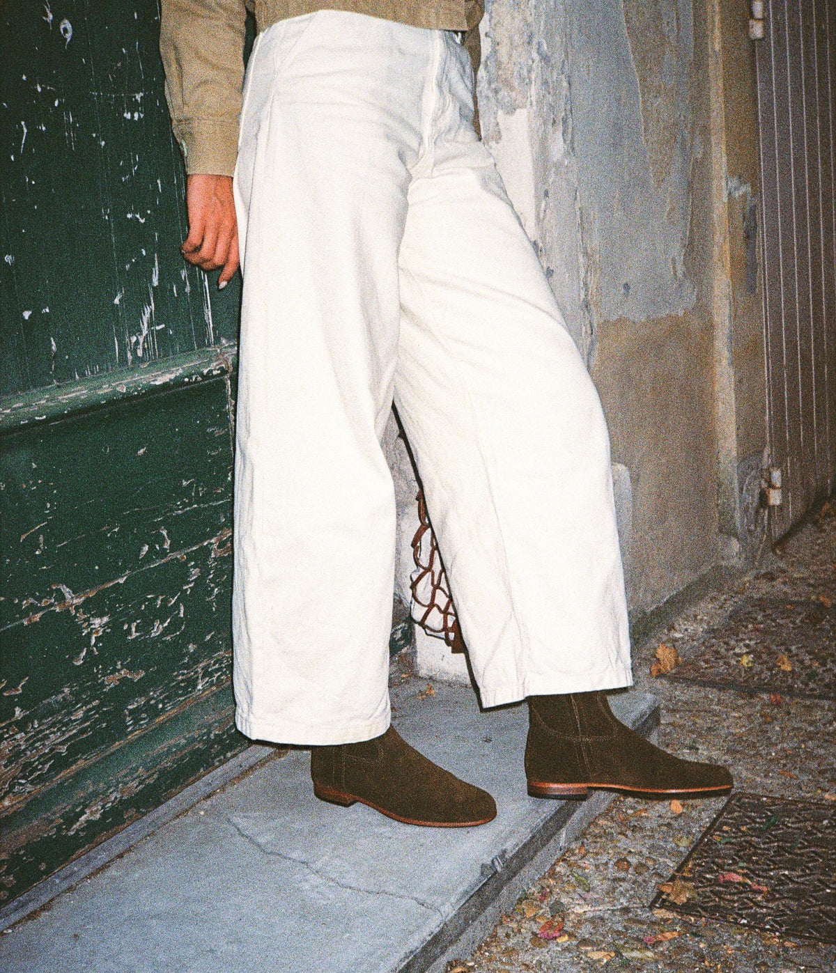 bottine en cuir velours, bottine femme en cuir velours, bottine femme , bottine artisanale, paire de bottine femme fabriquée en France, bottine olive, paire de bottine vert, bottine femme velours, boots en velours olive, bottine femme en cuir velours vert, bottine en cuir velours kaki, paire bottine femme kaki