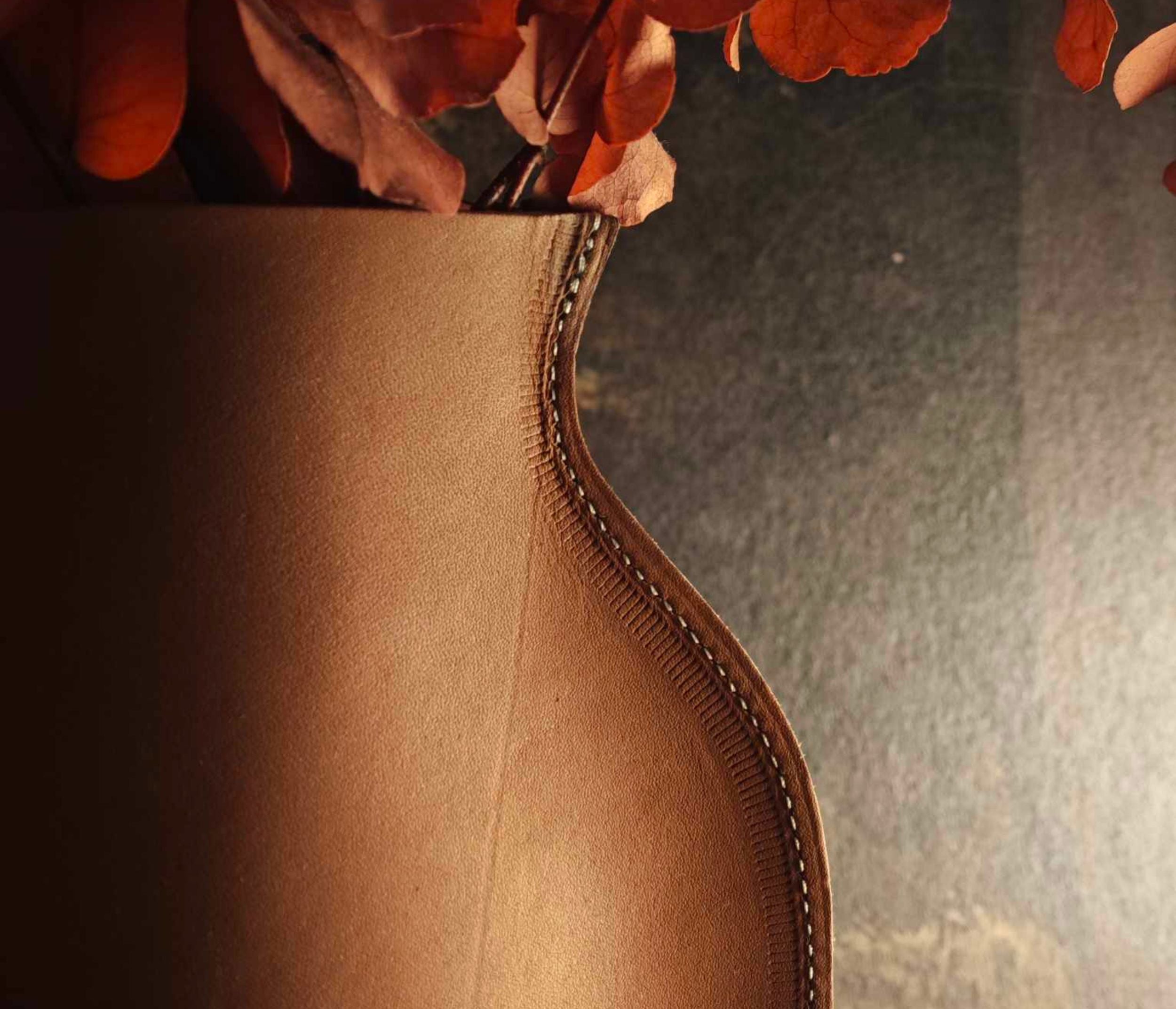 Vase en cuir, Cache-Vase Goulot