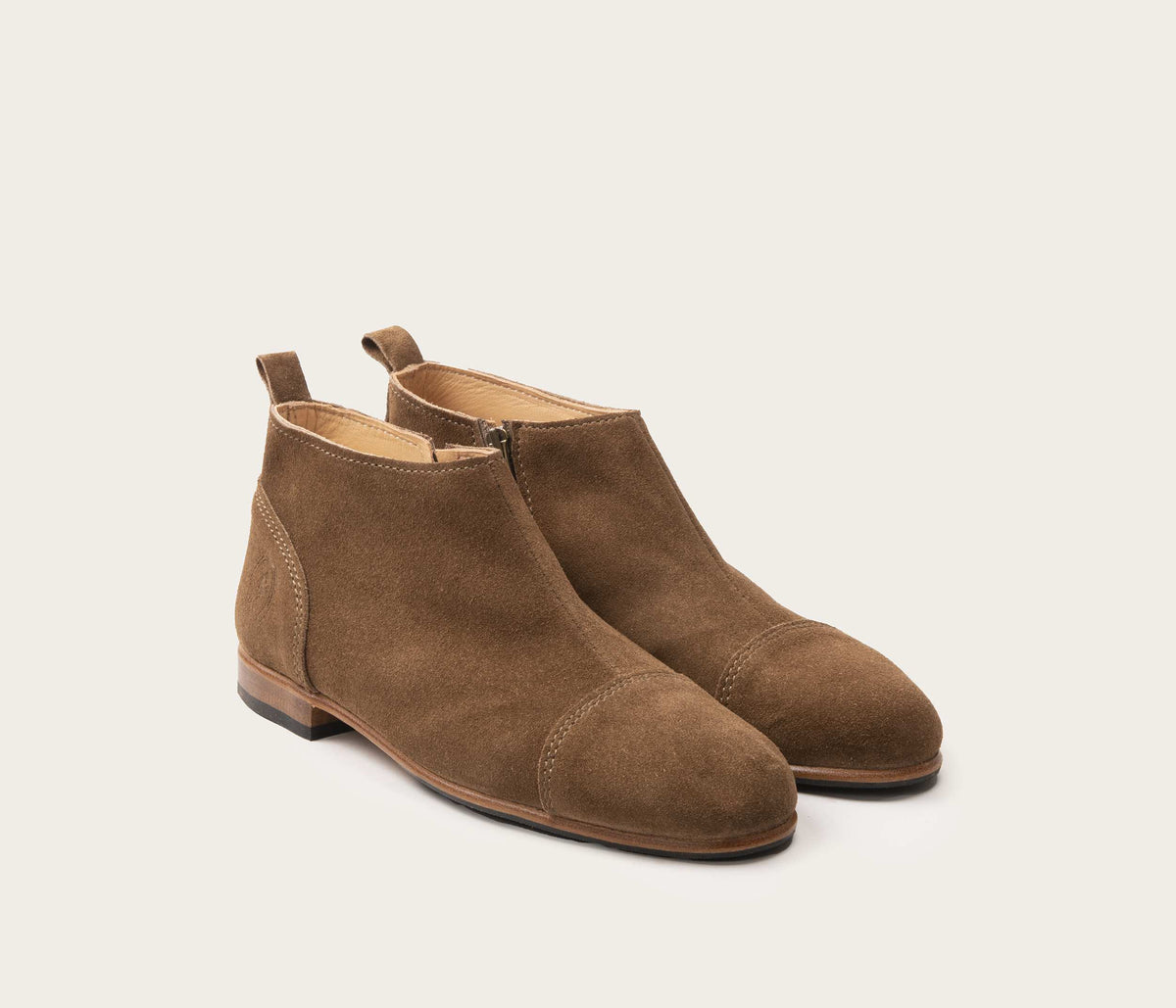 paire de chaussure armelle, chaussure en daim taupe, chaussure a zip, chaussure femme, chaussure française, la botte gardiane