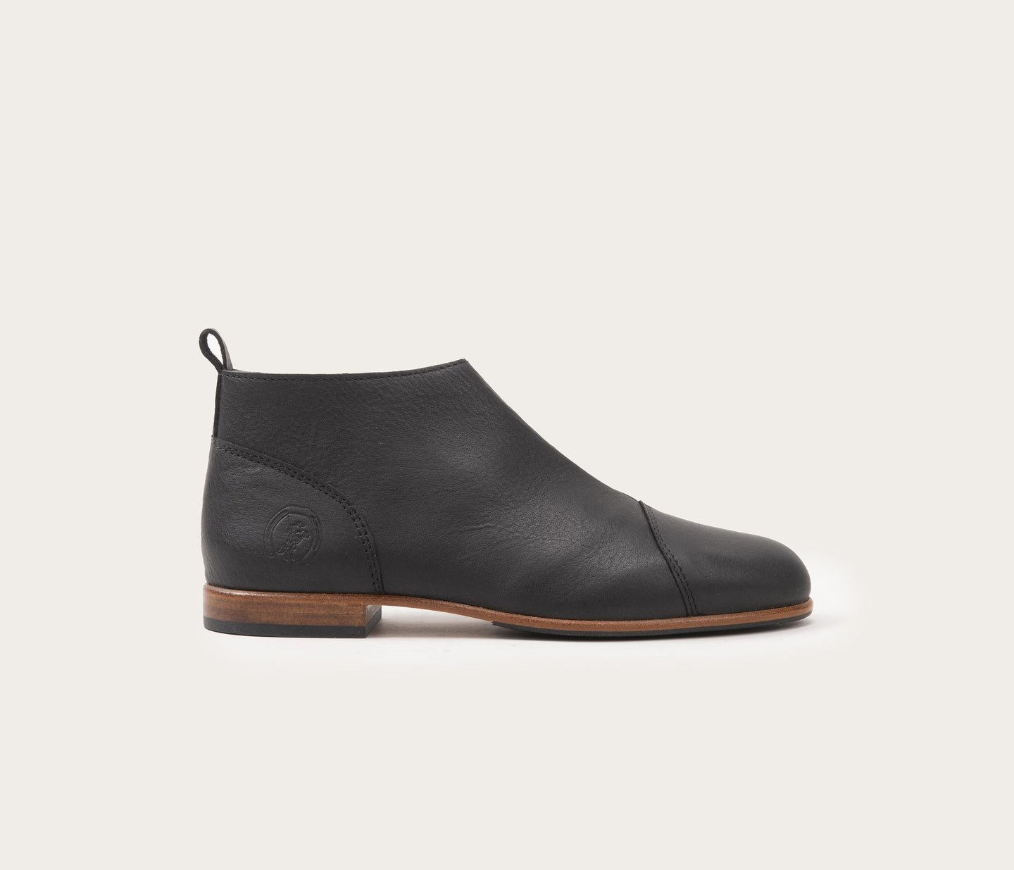 chaussure en cuir souple noir - chaussure en cuir français - La botte gardiane chaussure en cuir - chaussure en cuir la botte gardiane - chaussure en cuir souple noir femme - chaussure noire à zip - chaussure noir en cuir à zip - chaussure noire pour femme avec un zip - chaussure en cuir zippée, chaussure noire femme 42