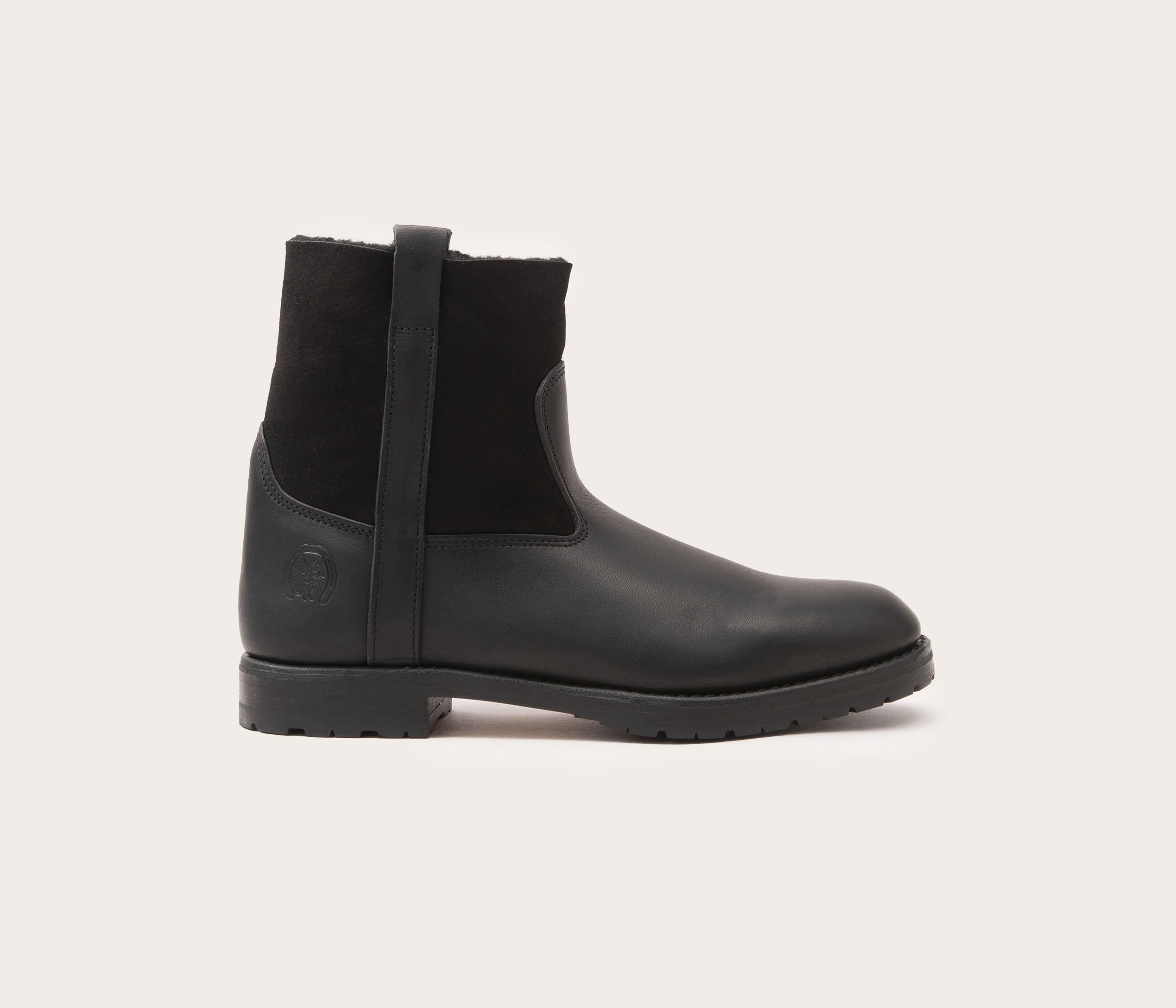 avoriaz bottine en cuir noir et mouton - bottine fourrée en peau de mouton - bottine homme en peau de mouton - bottine en cuir français pour homme - bottine en cuir et mouton français - bottine avoriaz la botte gardiane homme en cuir gras - chaussures avec semelle crantée homme - semelle crantée