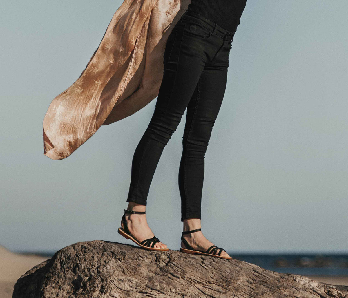 modele bali la botte gardiane - sandales bali en cuir ebene porté - evp - look sandales en curi ebene la botte gardiane - sandales cuir ebene femme - cuir tanné végétal chaussures porté