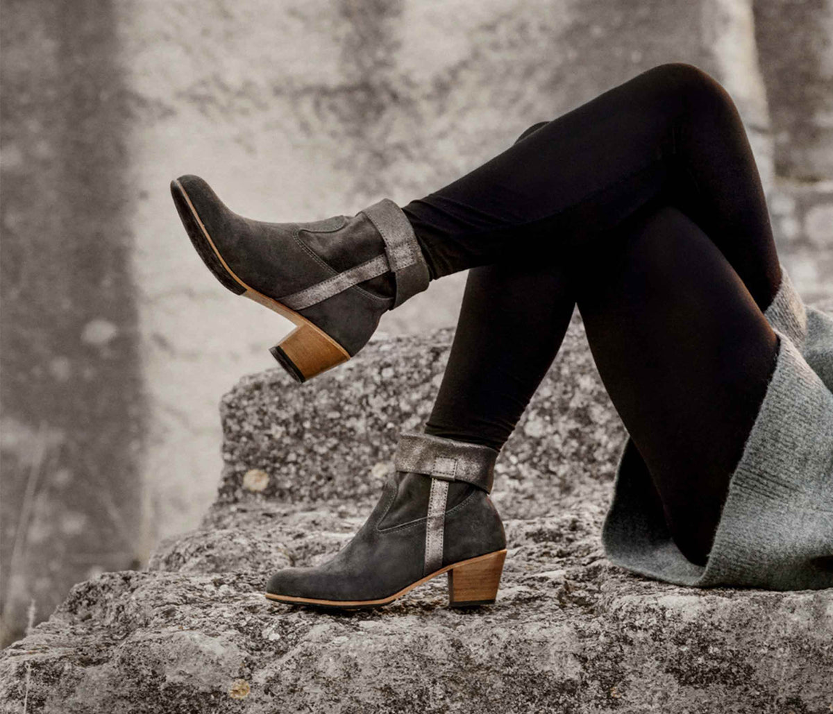 modèle Céléna couleur star anthracite la botte gardiane porté, bottine à talon en cuir velours portée, paire de bottine en cuir pailletée portée, look avec des bottines pailletées, bottines pailletées camarguaises portées, label epv gard