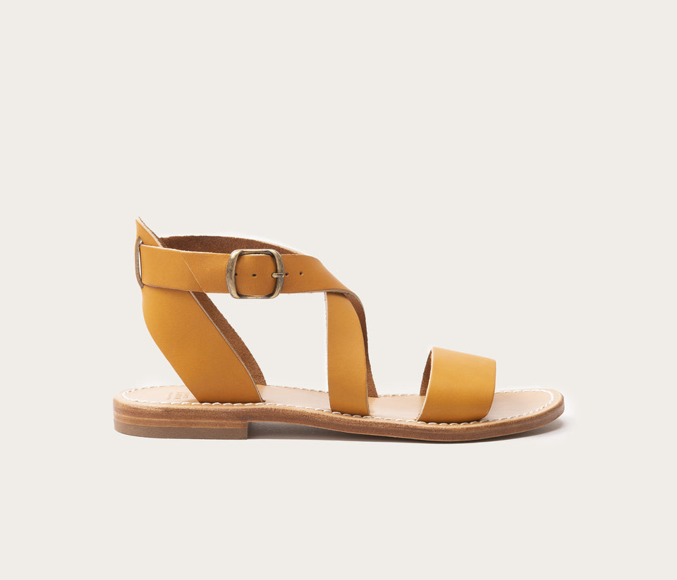 sandale en cuir naturel, sandales en cuir français, sandale talon plat, sandale avec brides réglables en cuir, sandale française artisanale, la botte gardiane sandale Diana naturel, nu pieds femme en cuir, nu pieds talon plat en cuir des tanneries Haas, sandale en cuir gras, label métiers d'art et epv, sandale camarguaise femme